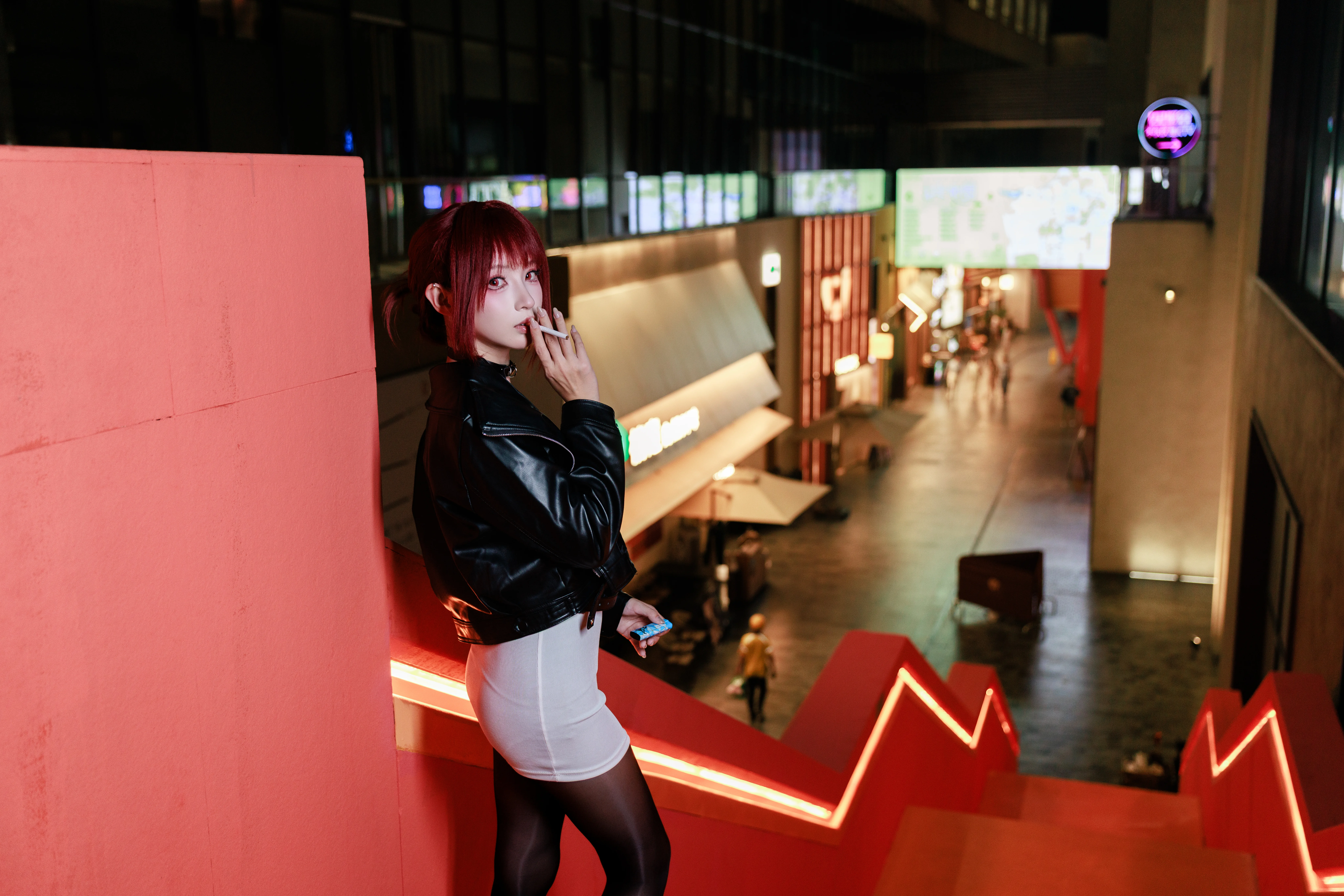 山田小姐cos，红发皮衣在夜阶梯的自我沉浸 - 第 1 张