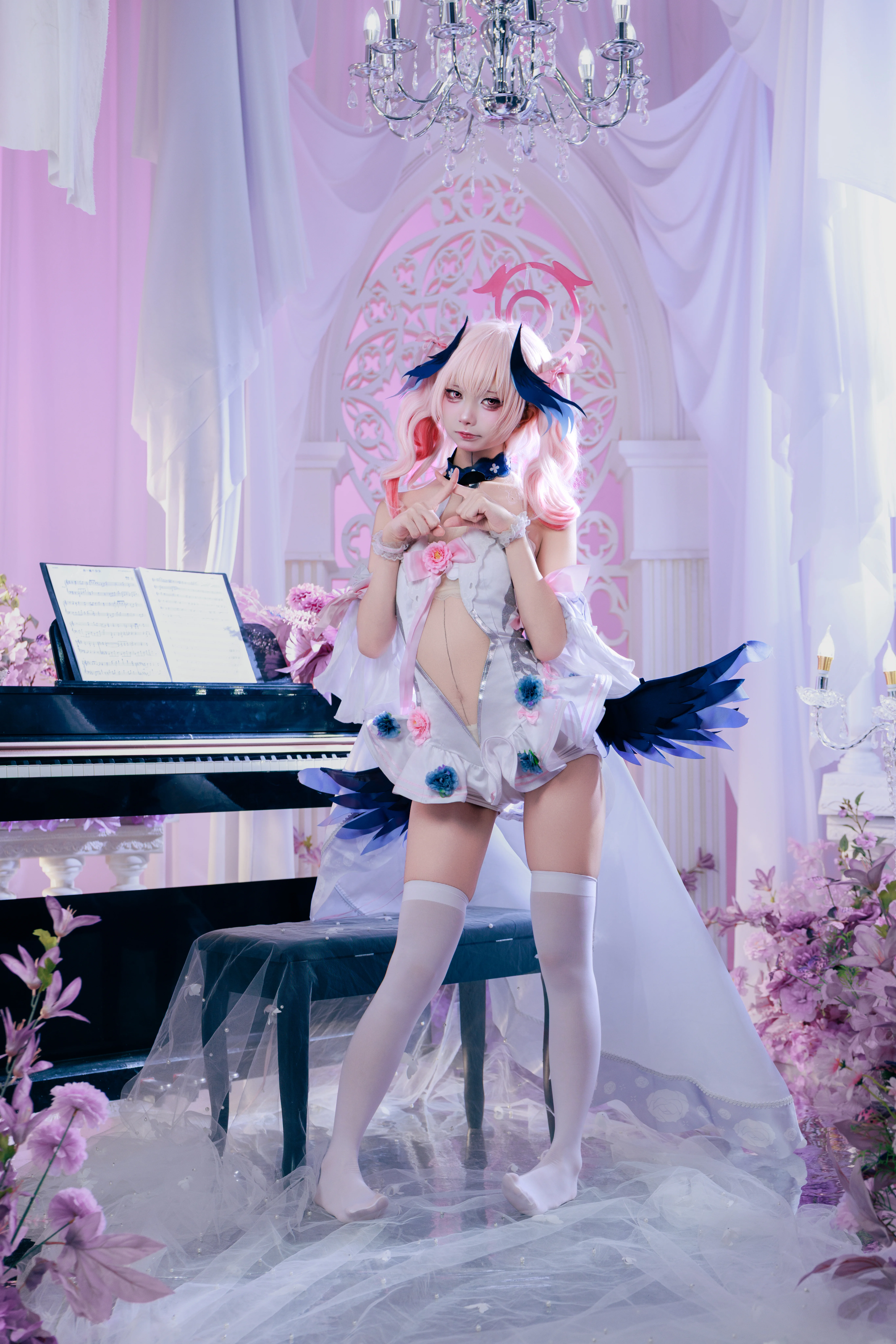 【小春cos】蔚蓝档案中的花嫁造型，白色婚纱搭配钢琴布景