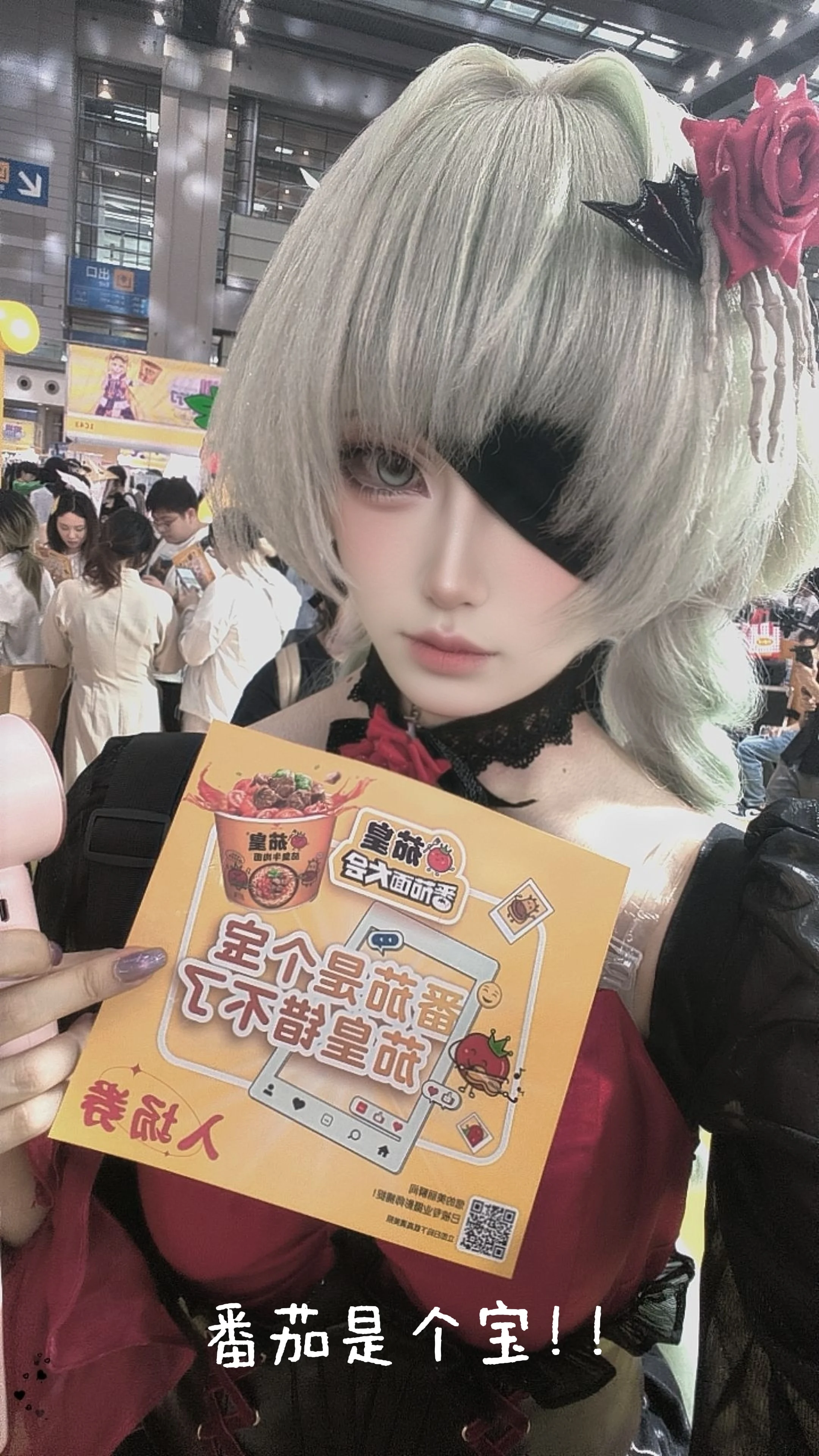银发眼罩黑红裙装的漫展日记 - 第 3 张