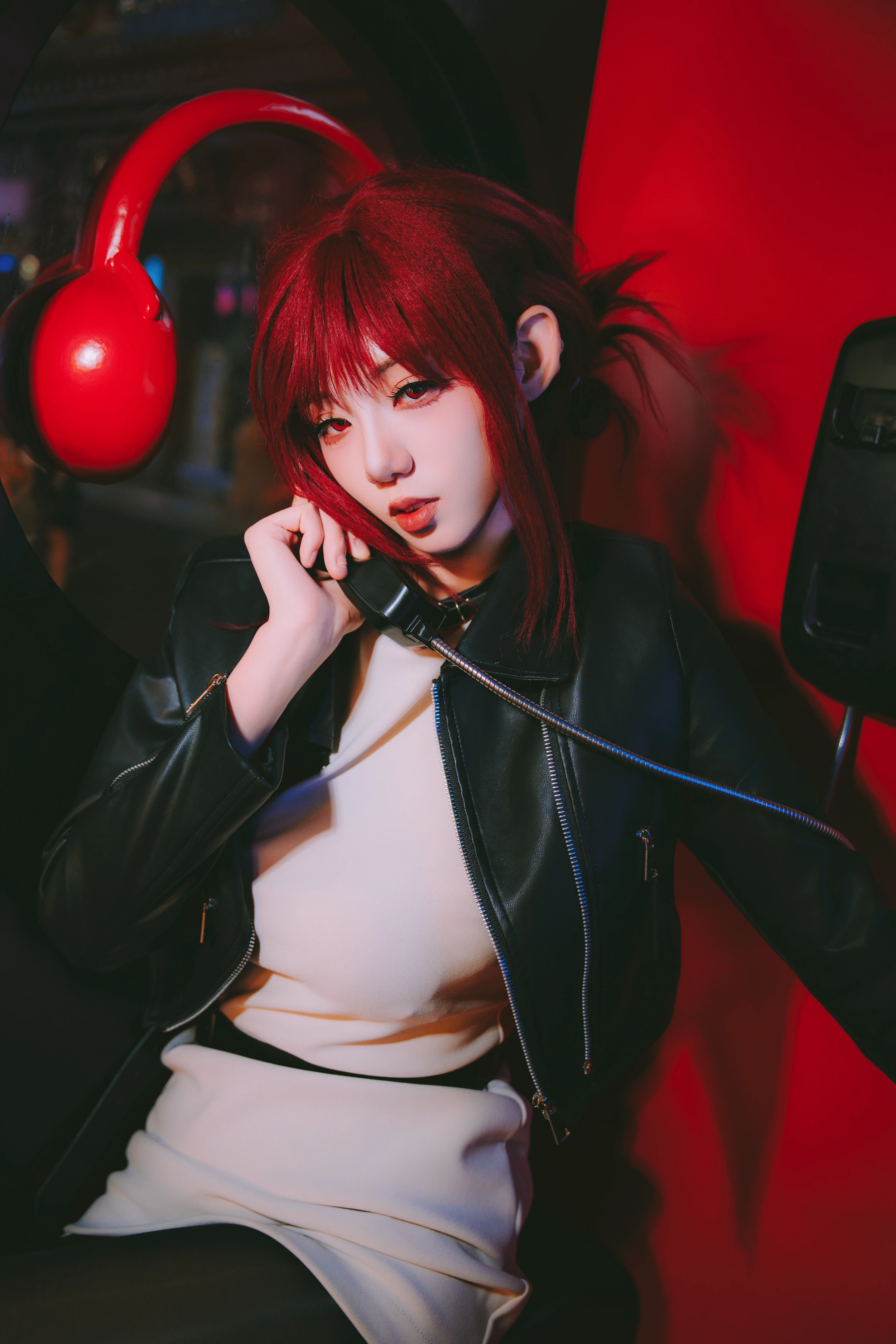 【山田小姐 田山小姐cos】红色电话亭里的复古深夜 - 第 1 张