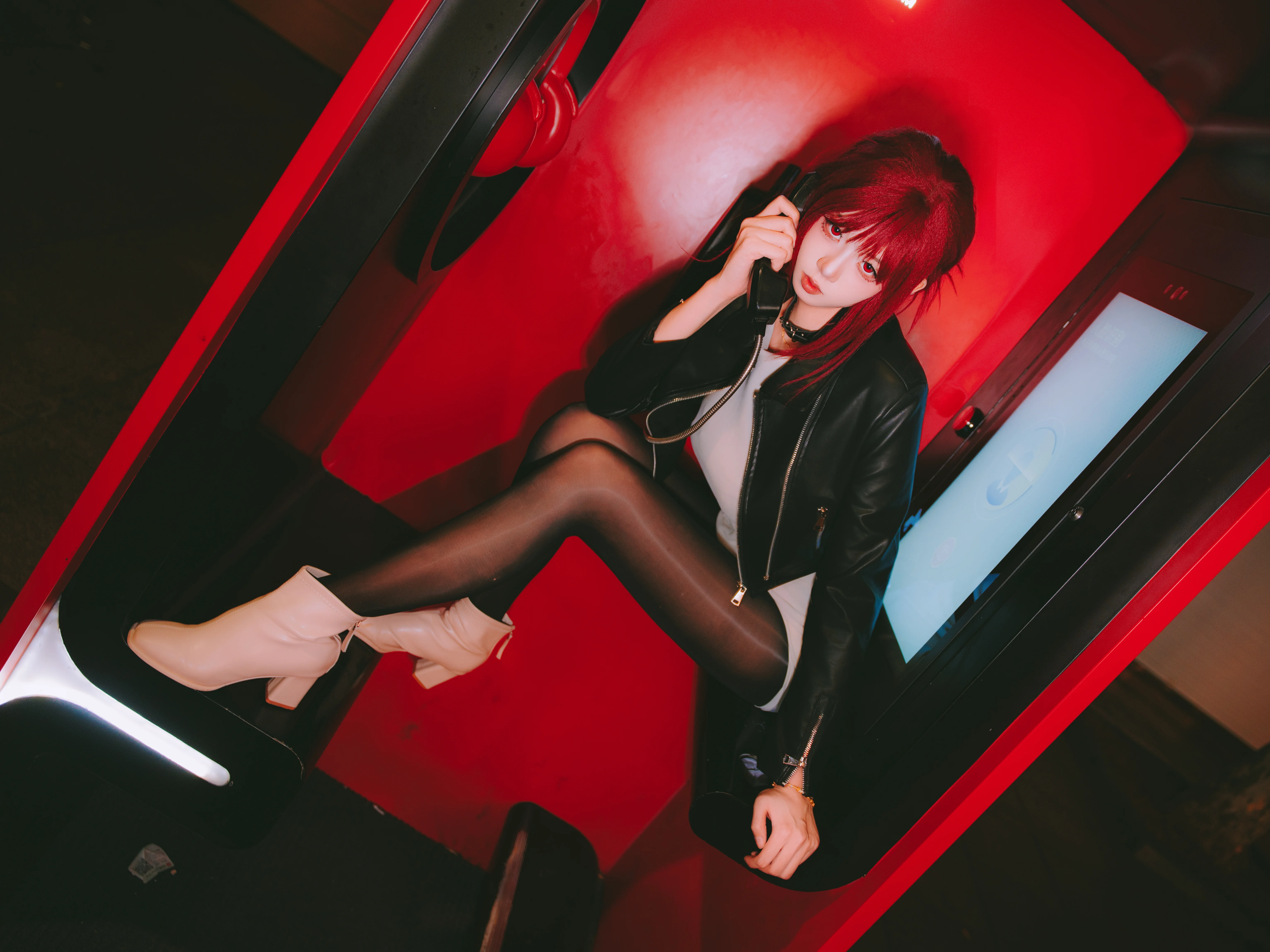 【山田小姐 田山小姐cos】红色电话亭里的复古深夜 - 第 2 张