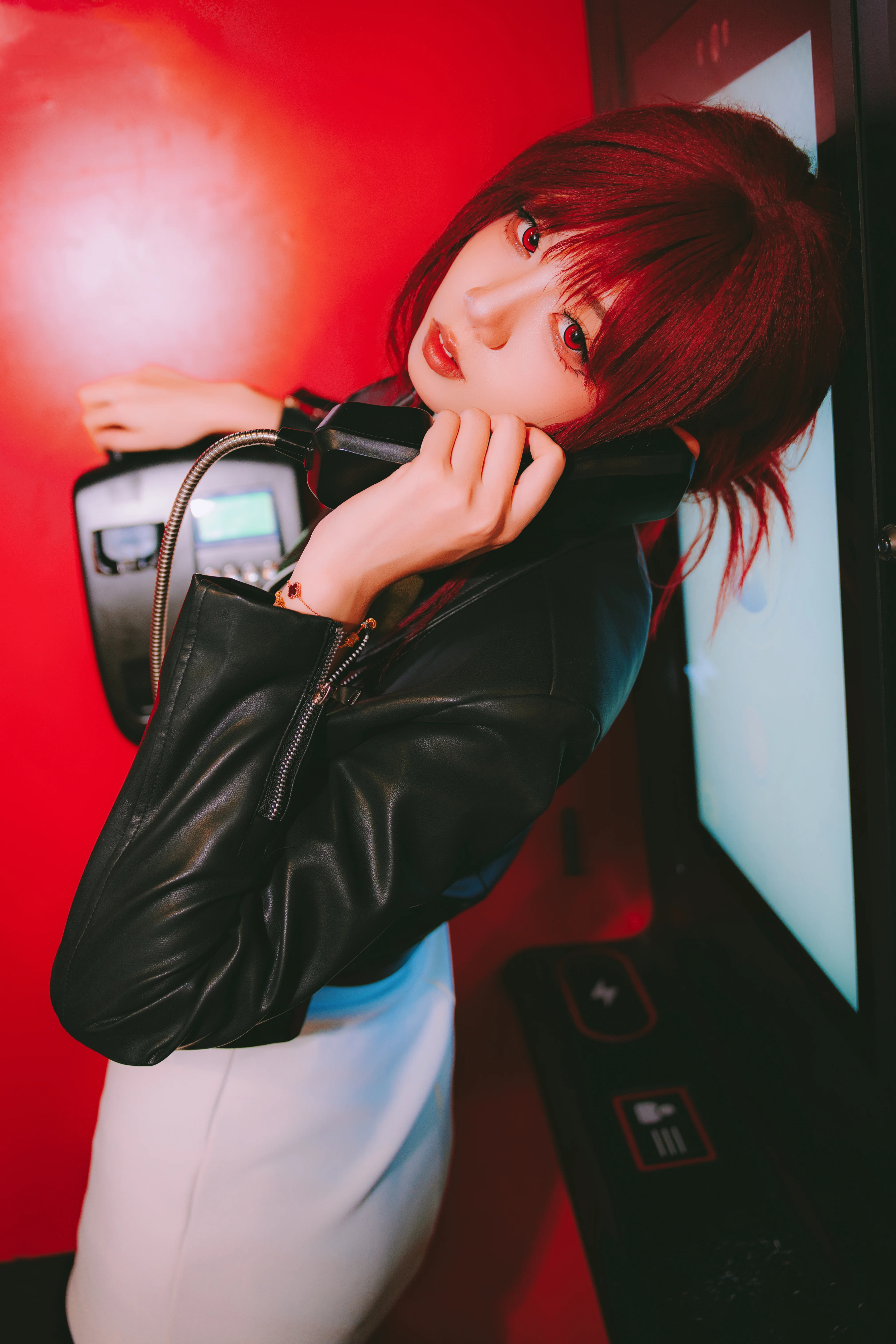 【山田小姐 田山小姐cos】红色电话亭里的复古深夜 - 第 3 张