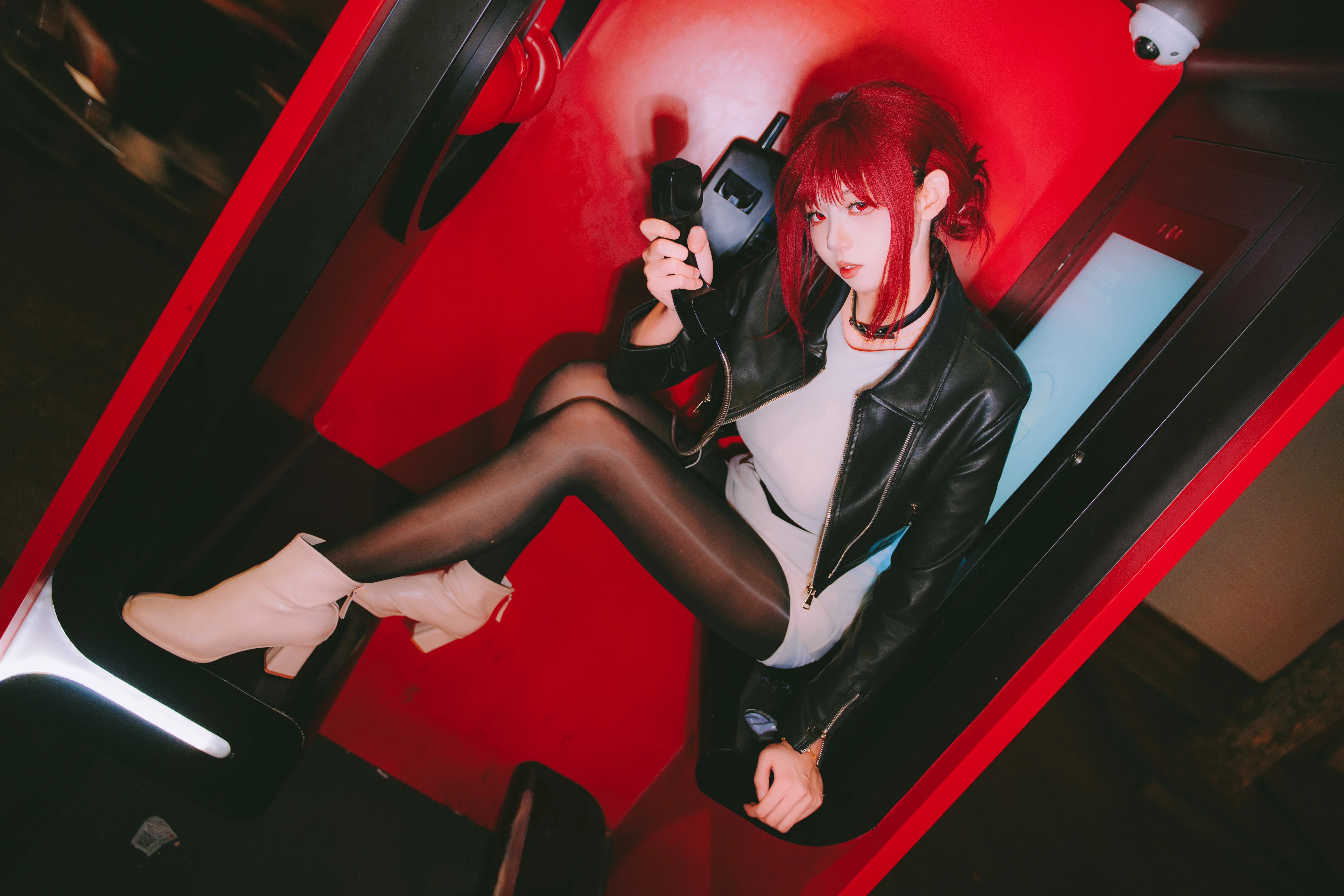 【山田小姐 田山小姐cos】红色电话亭里的复古深夜 - 第 4 张