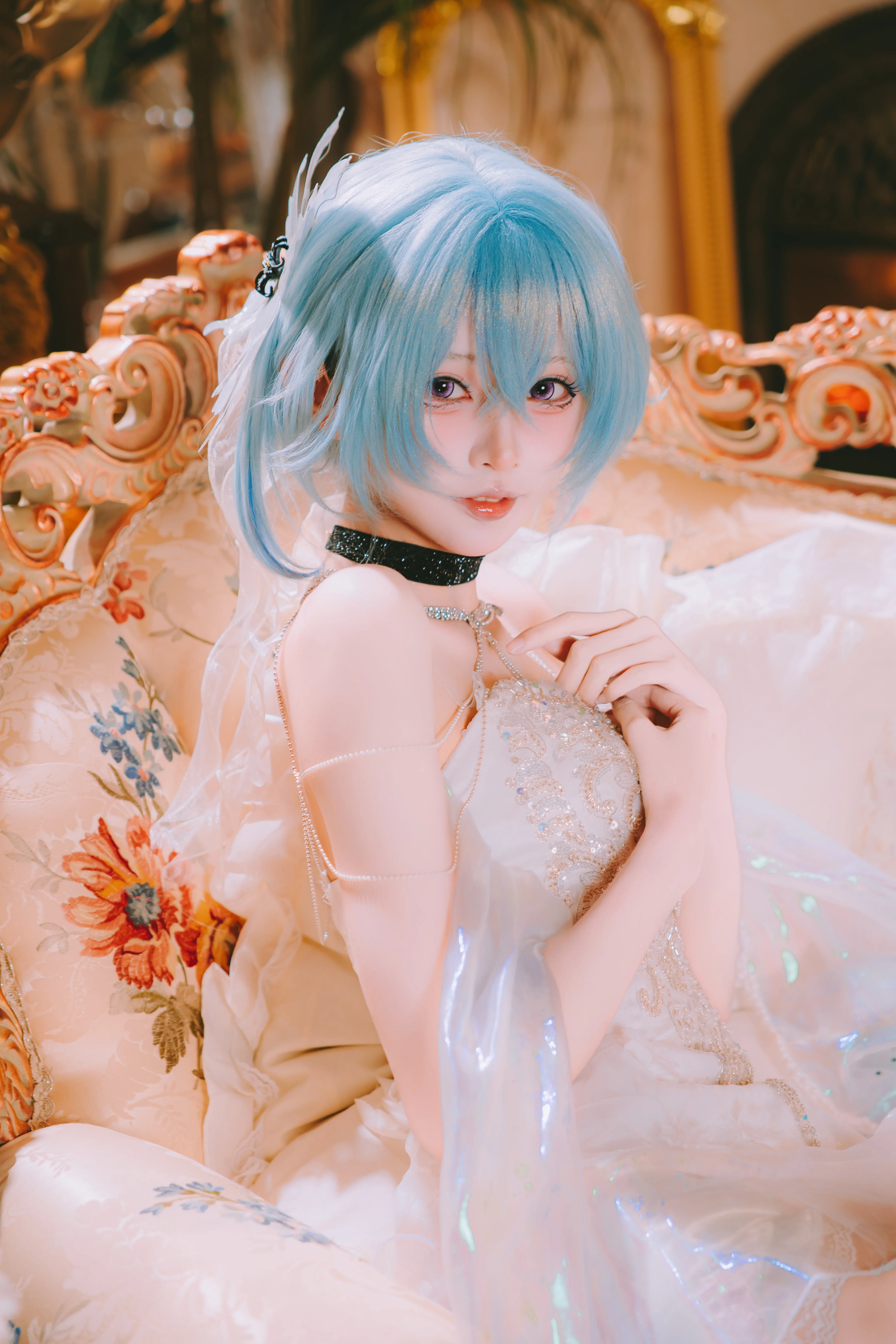 【守岸人cos】复古沙发上的一抹浅蓝，还原鸣潮中的静谧美感 - 第 1 张
