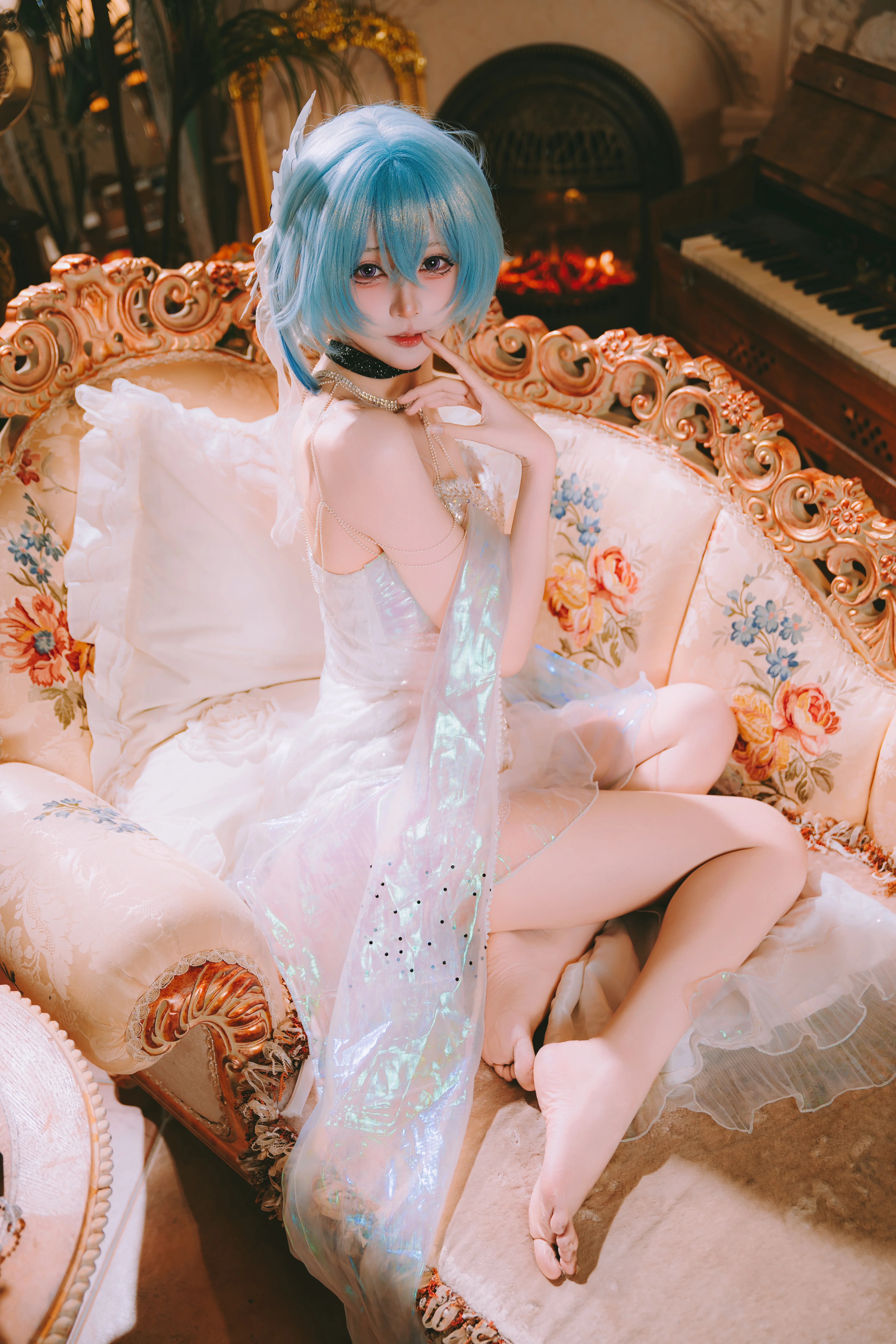 【守岸人cos】复古沙发上的一抹浅蓝，还原鸣潮中的静谧美感 - 第 2 张