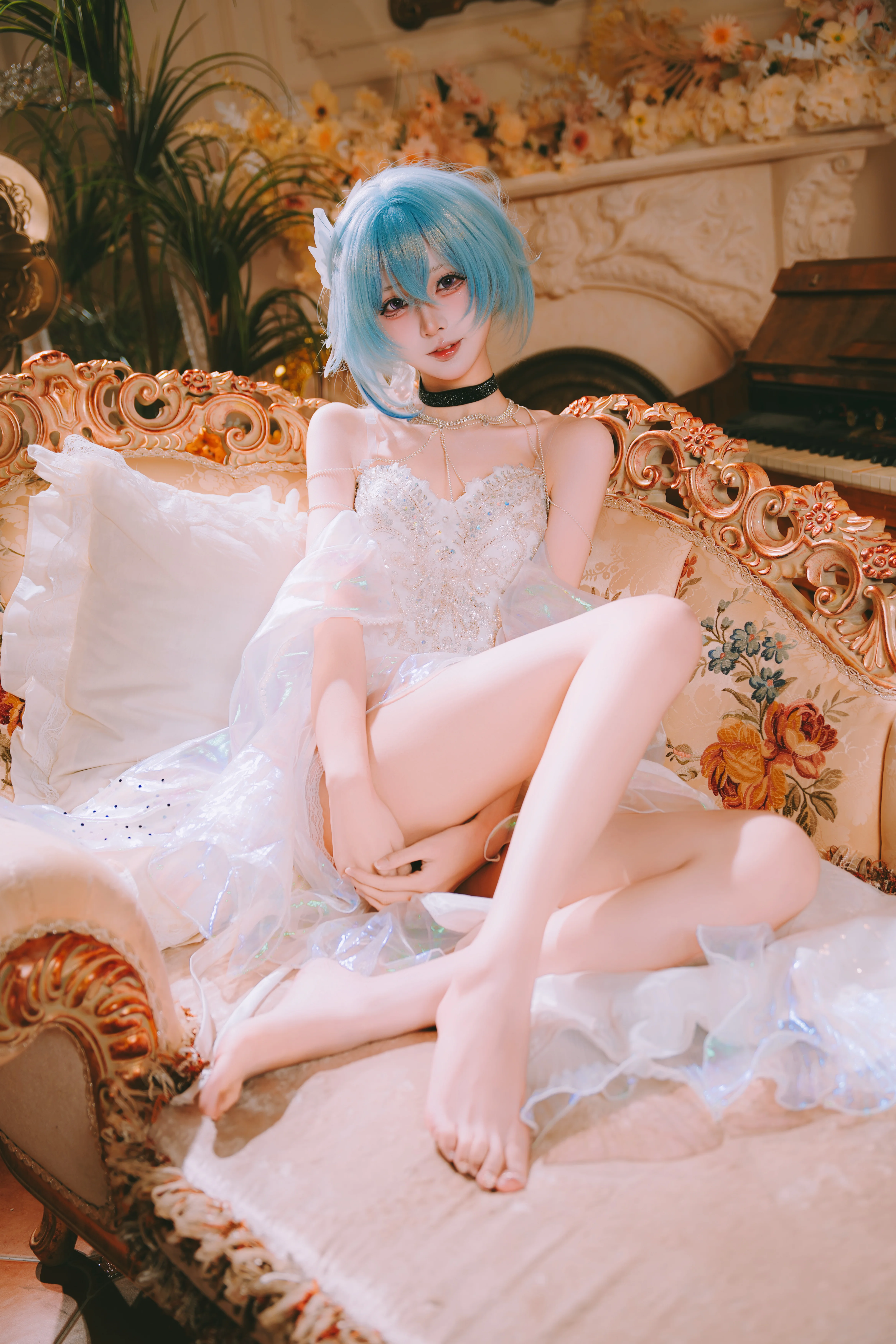 【守岸人cos】复古沙发上的一抹浅蓝，还原鸣潮中的静谧美感