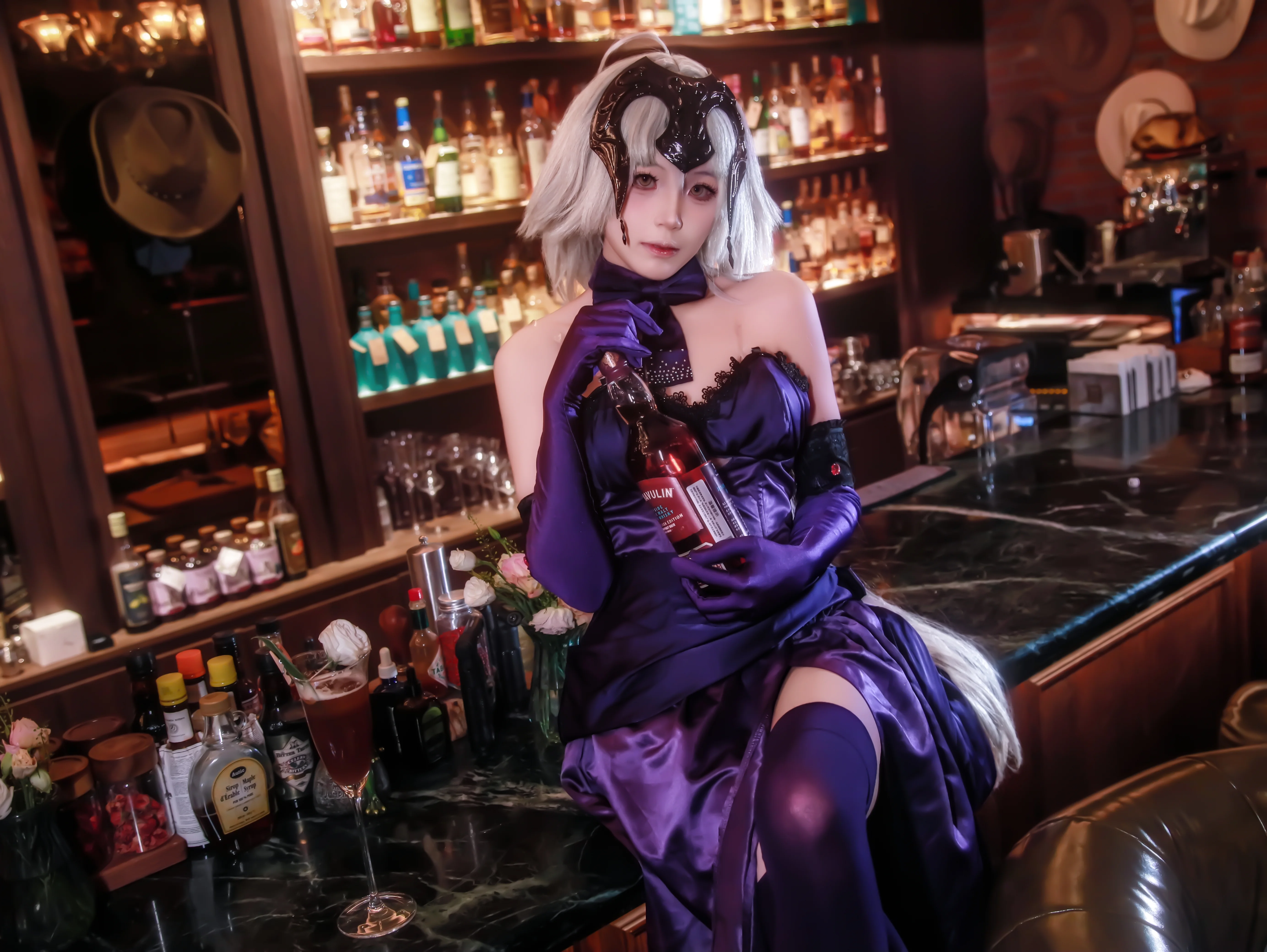 【黑贞德cos】Fate/Grand Order 醉贞正片，在酒吧里微醺的氛围感 - 第 3 张