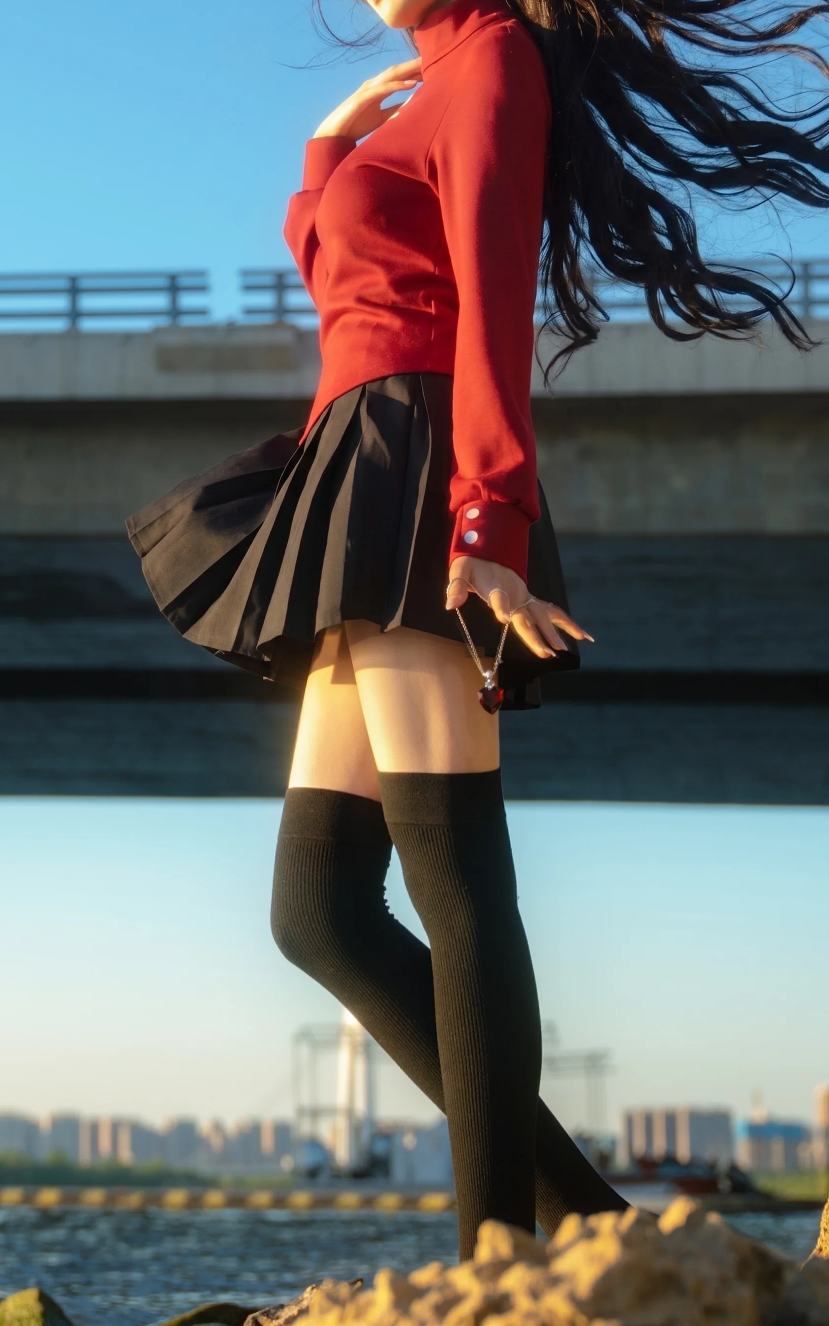 【远坂凛cos】冬木桥下的红黑剪影，风中的冬日暖阳