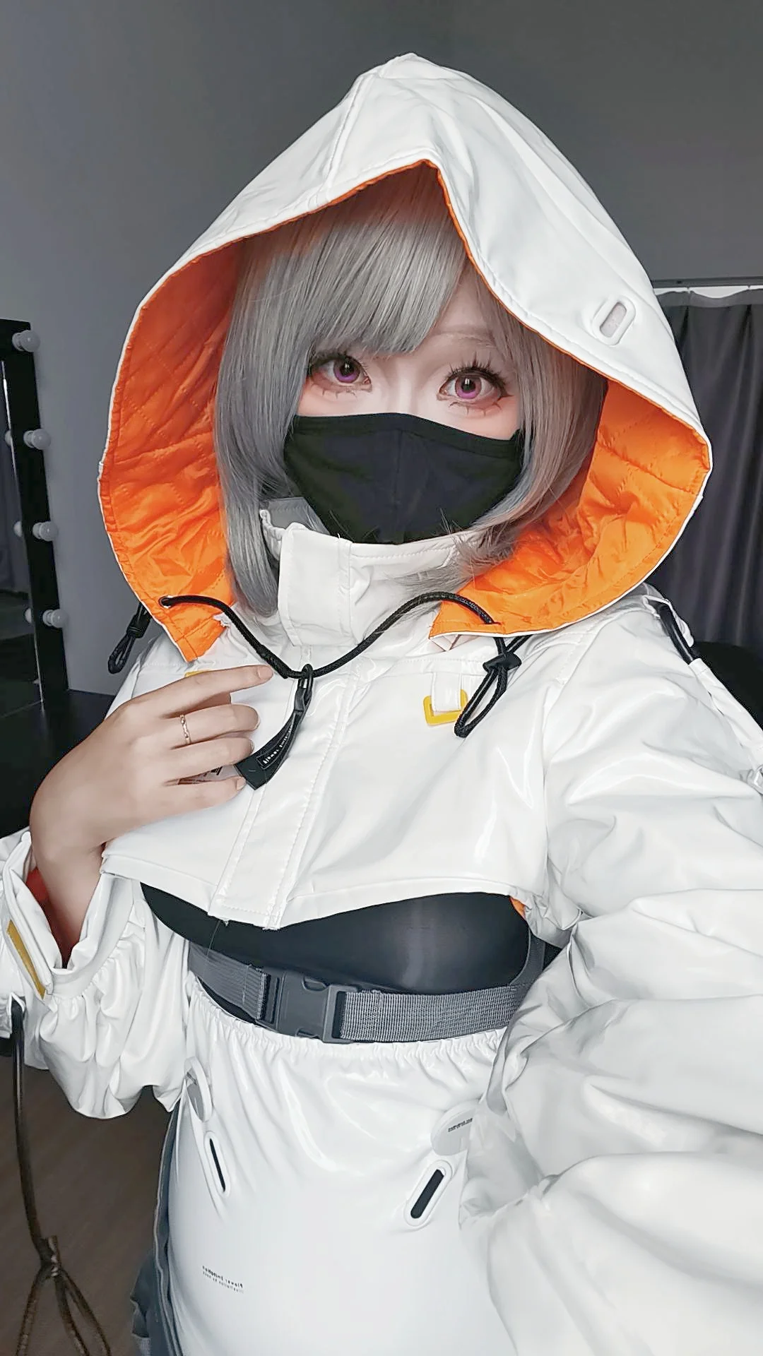 【白色机能风】正片前的半脸妆造与穿搭记录 - 第 1 张