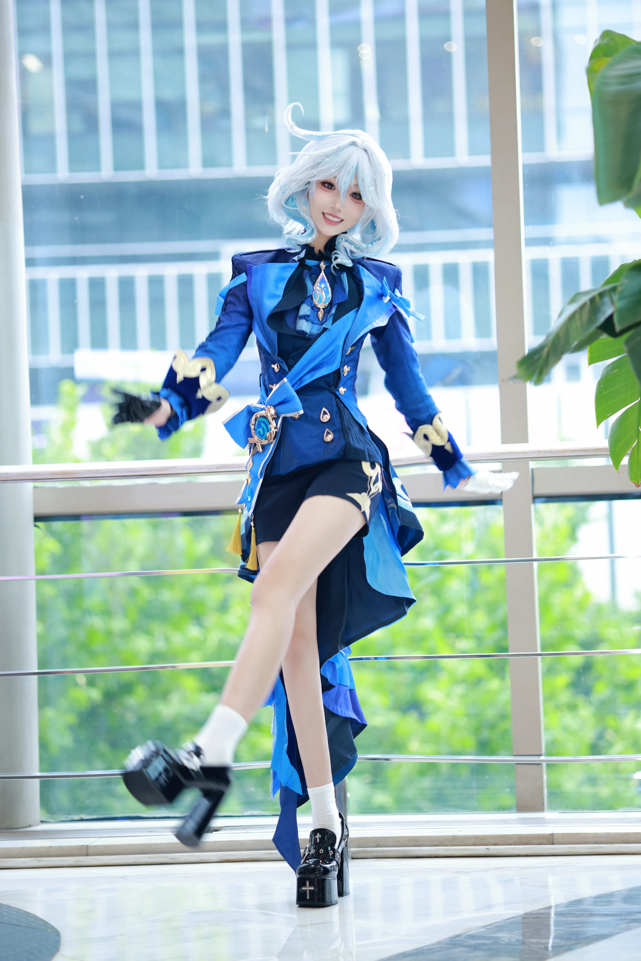 【芙宁娜cos】原神水神蓝白西装在通透中庭的自然随拍 - 第 1 张