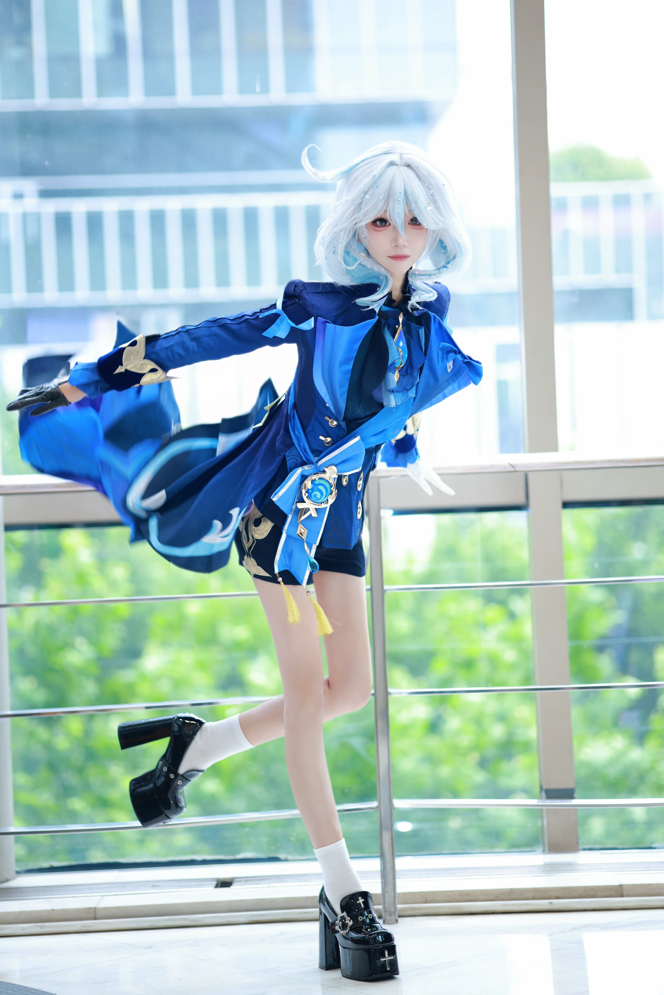 【芙宁娜cos】原神水神蓝白西装在通透中庭的自然随拍 - 第 3 张