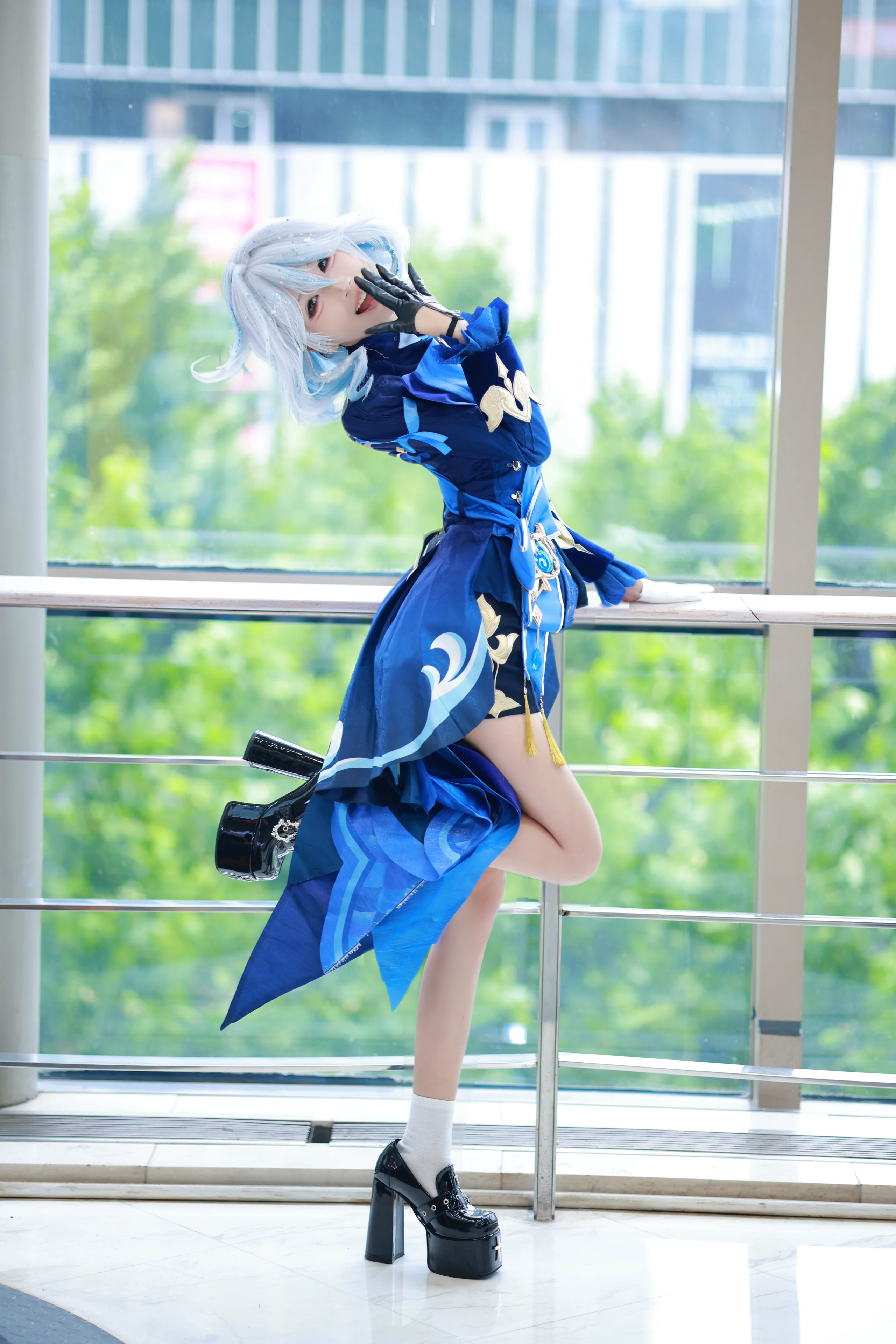 【芙宁娜cos】原神水神蓝白西装在通透中庭的自然随拍 - 第 4 张