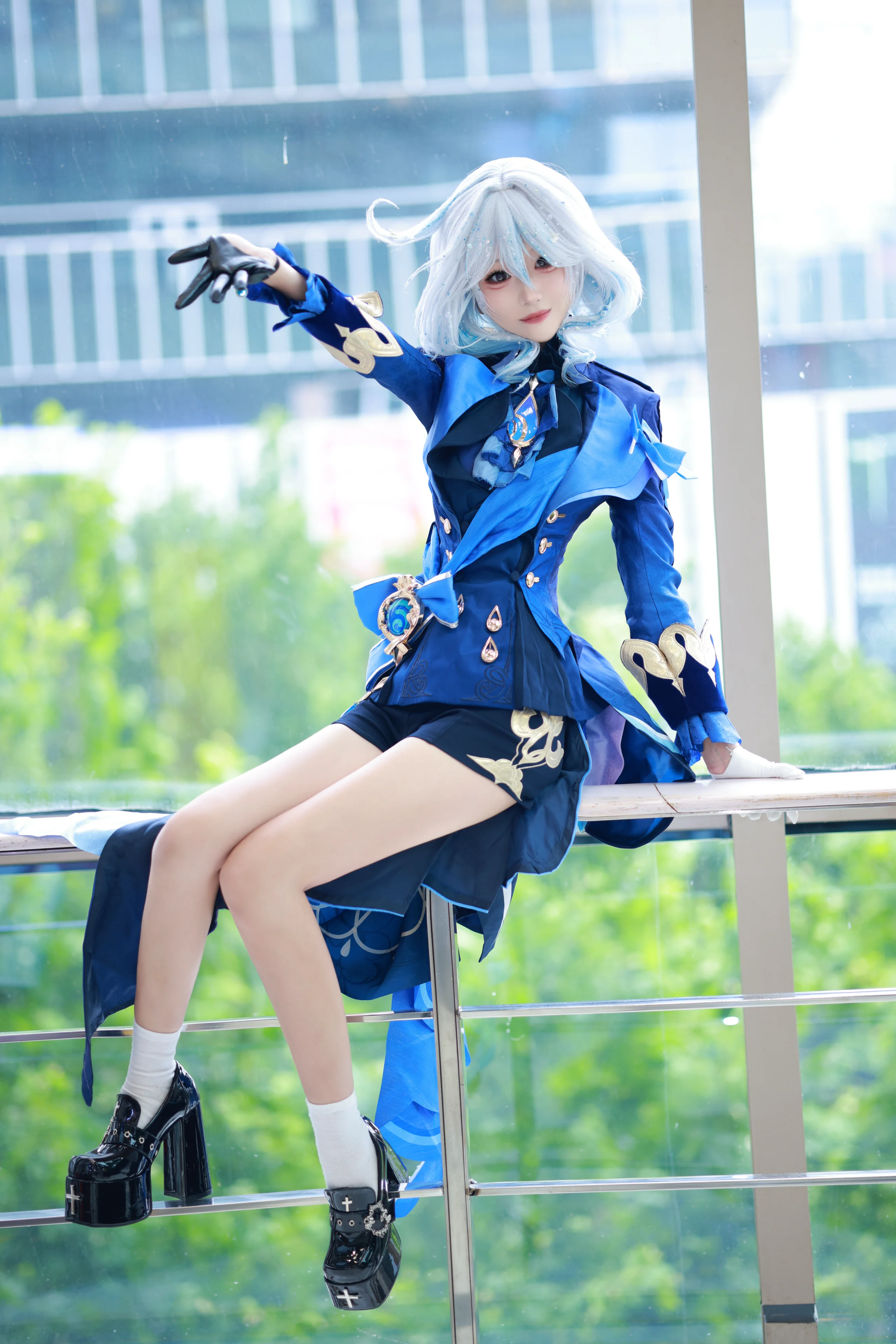 【芙宁娜cos】原神水神蓝白西装在通透中庭的自然随拍