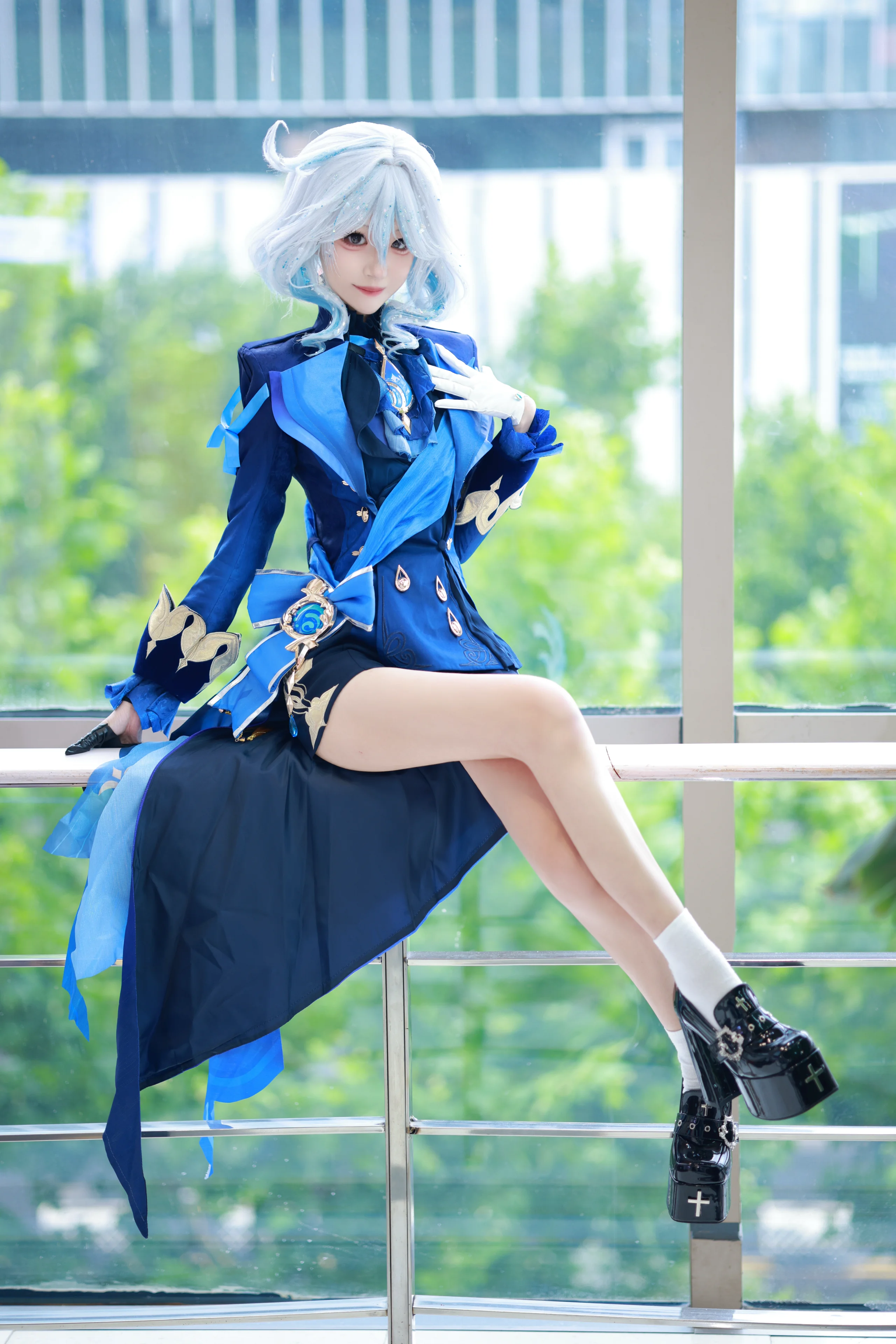 【芙宁娜cos】深蓝礼服与通透玻璃幕墙下的灵动定格 - 第 1 张