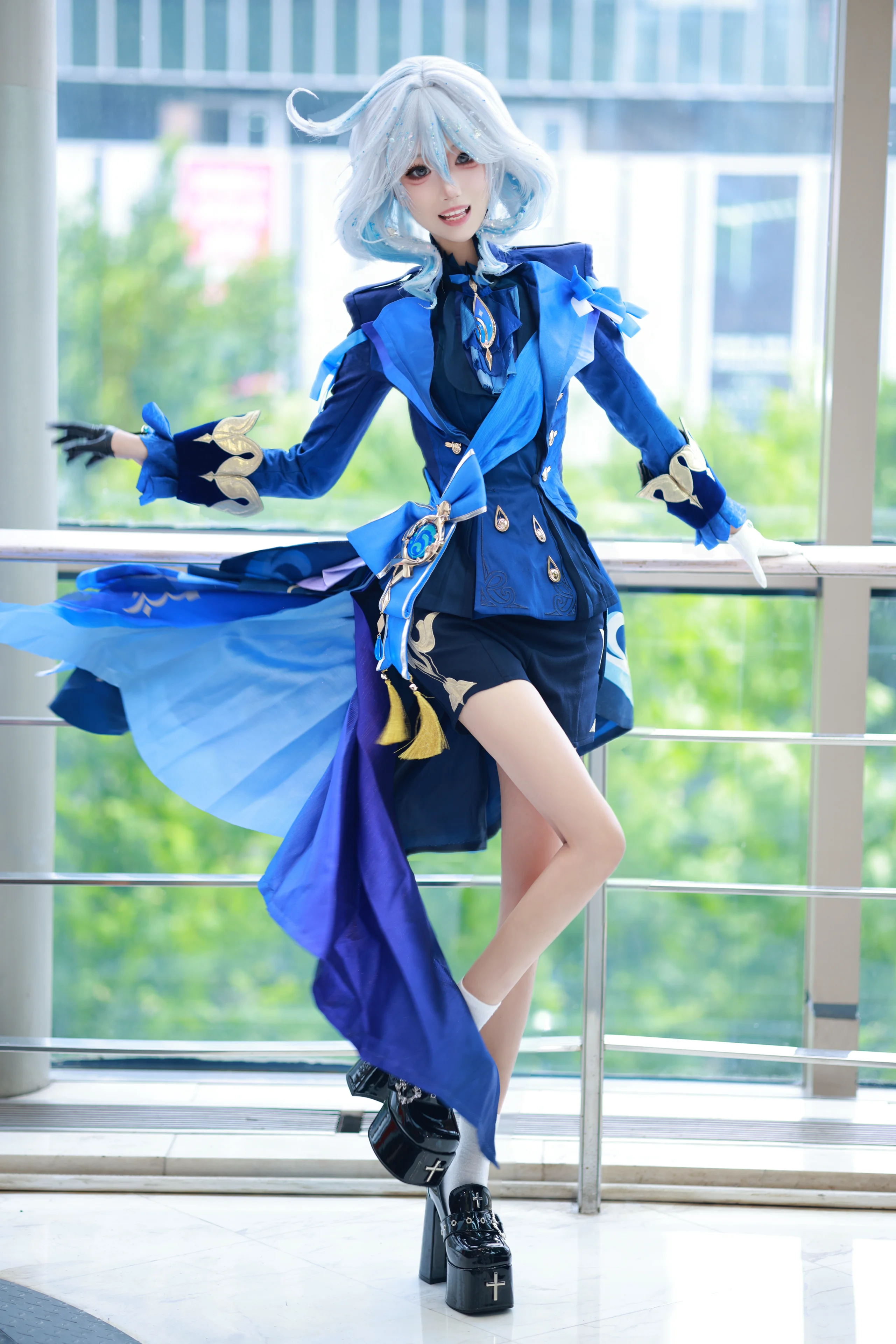 【芙宁娜cos】深蓝礼服与通透玻璃幕墙下的灵动定格 - 第 2 张