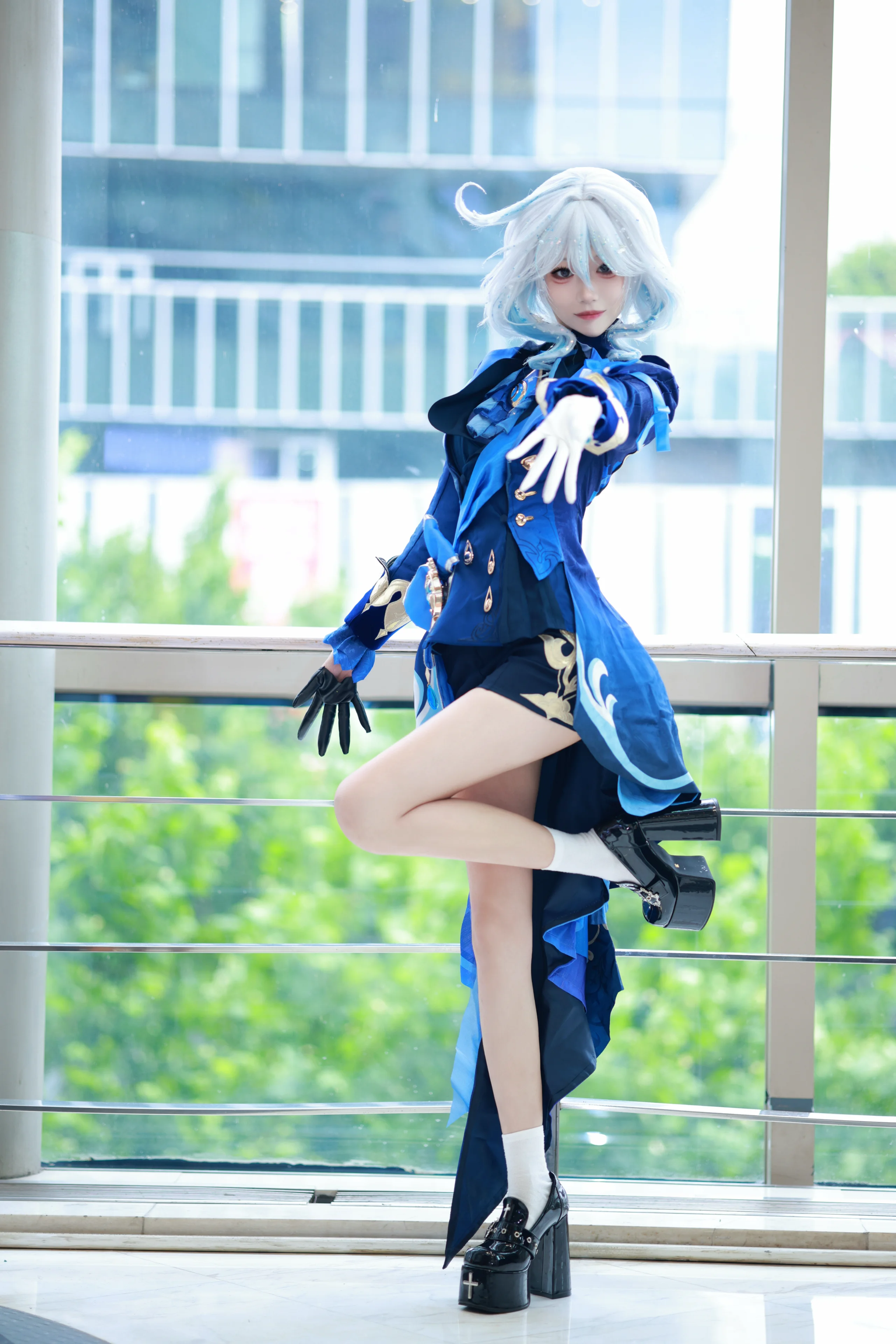【芙宁娜cos】深蓝礼服与通透玻璃幕墙下的灵动定格 - 第 3 张