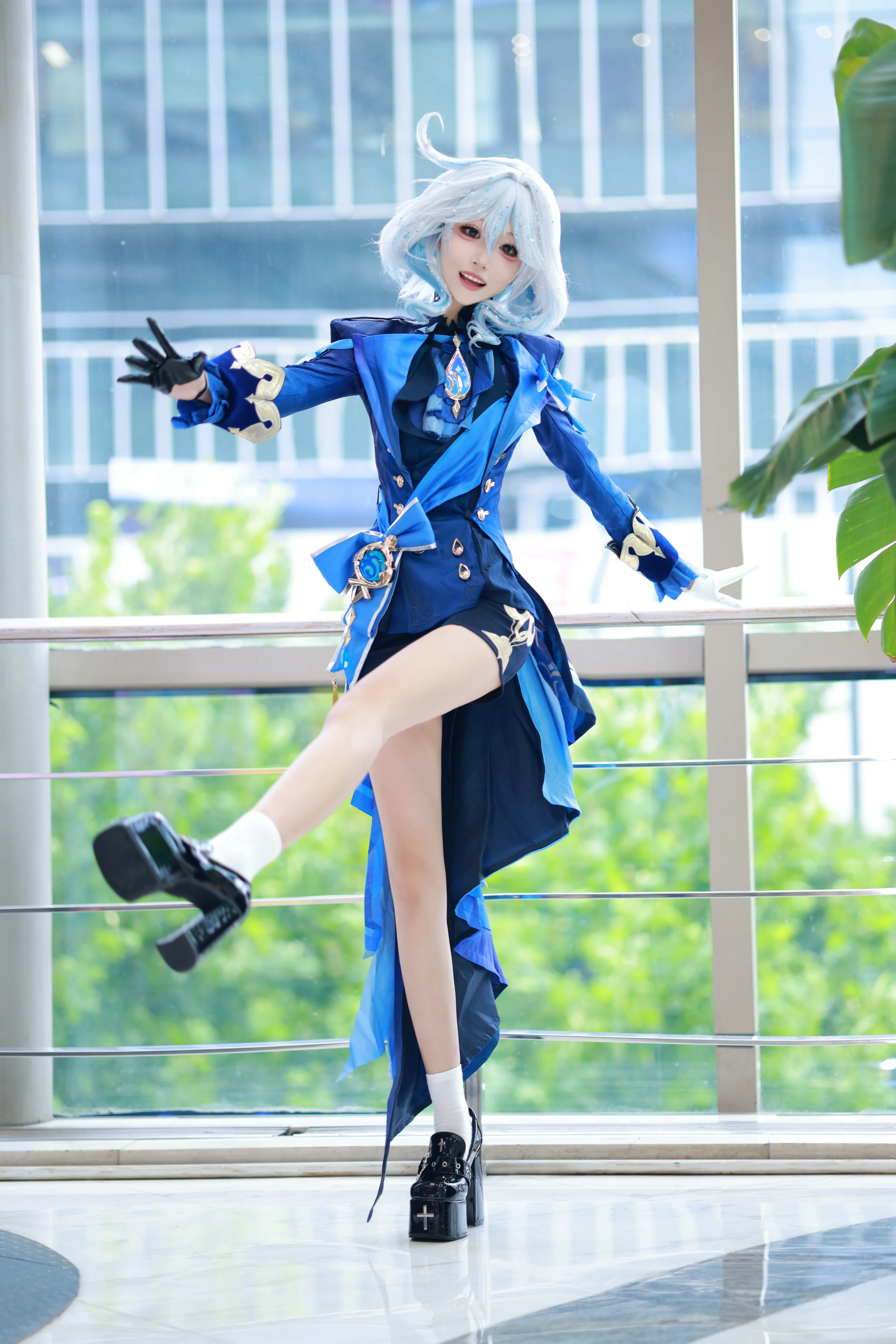 【芙宁娜cos】深蓝礼服与通透玻璃幕墙下的灵动定格 - 第 4 张