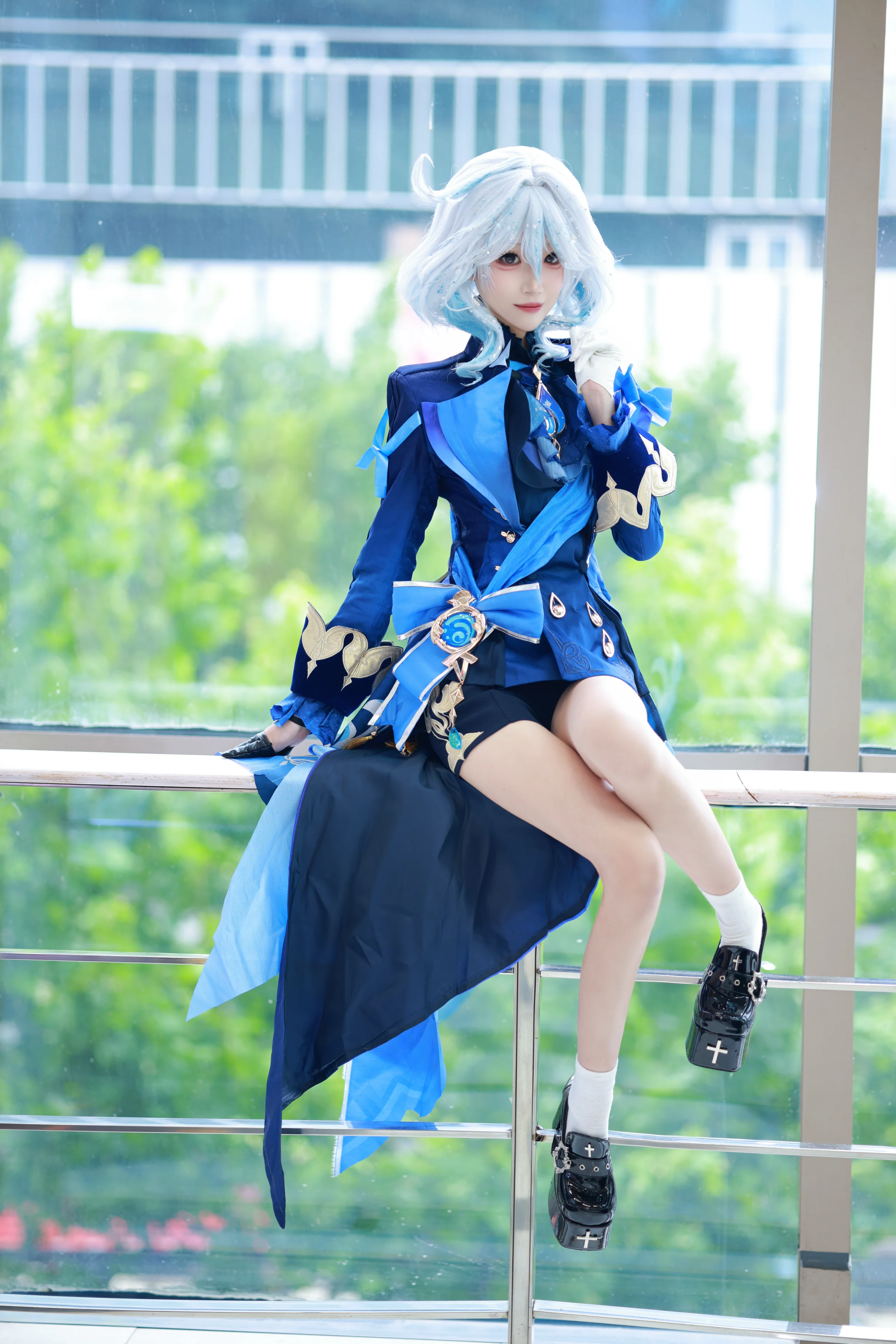 【芙宁娜cos】深蓝礼服与通透玻璃幕墙下的灵动定格