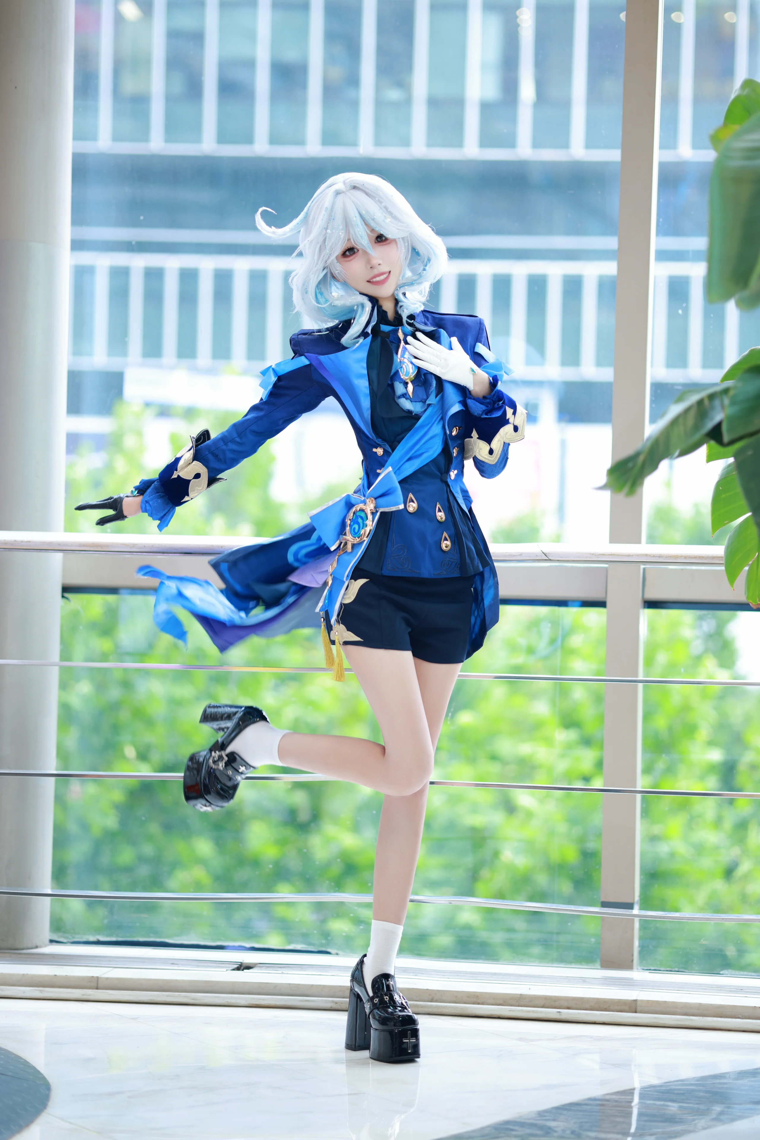 【芙宁娜cos】深蓝礼服与通透玻璃幕墙下的灵动定格 - 第 6 张