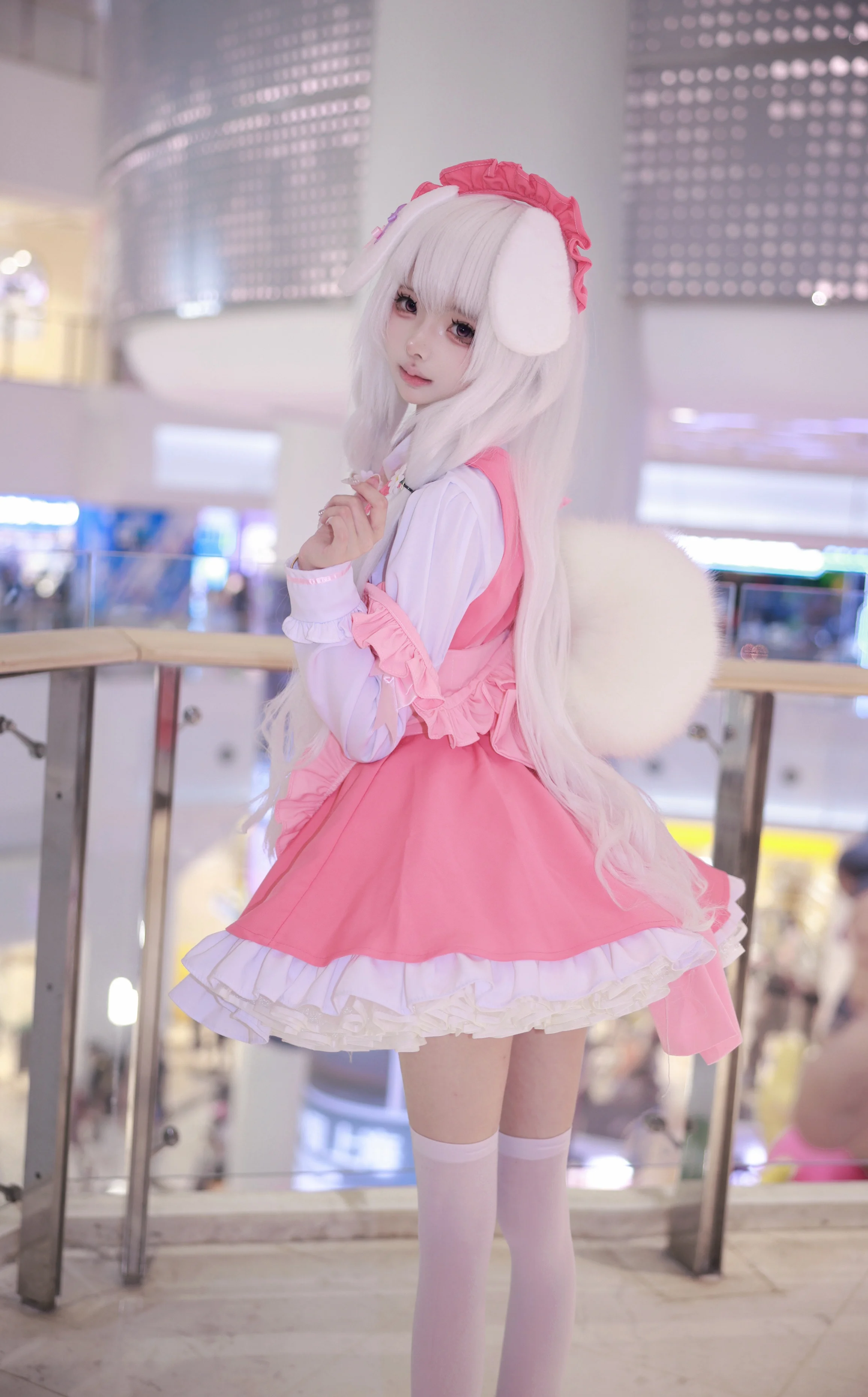 【御园莓华cos】萌系粉色洋装与毛绒大尾巴的拍摄记录