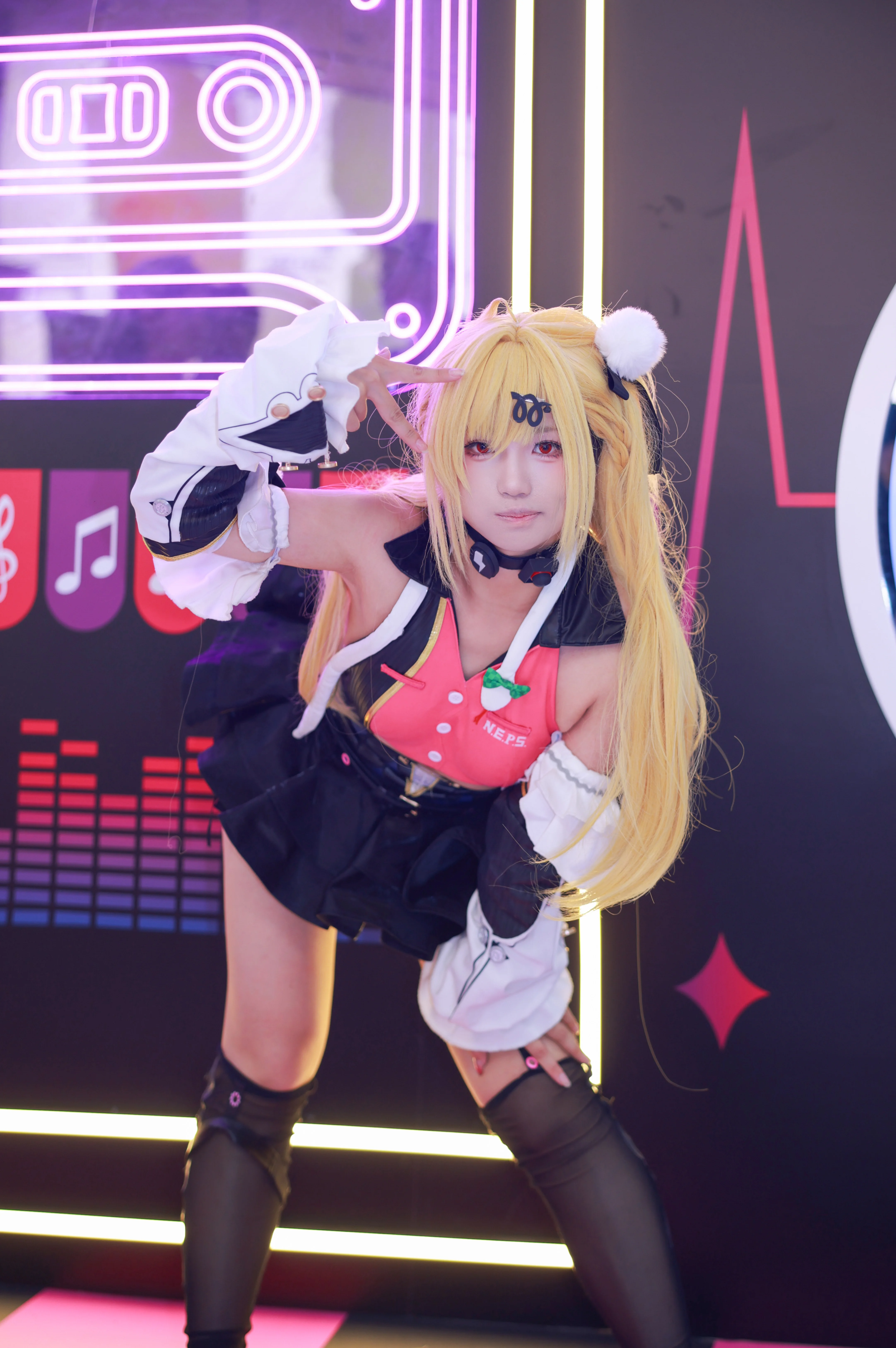 【希希芙cos】霓虹灯下的绝区零电波少女
