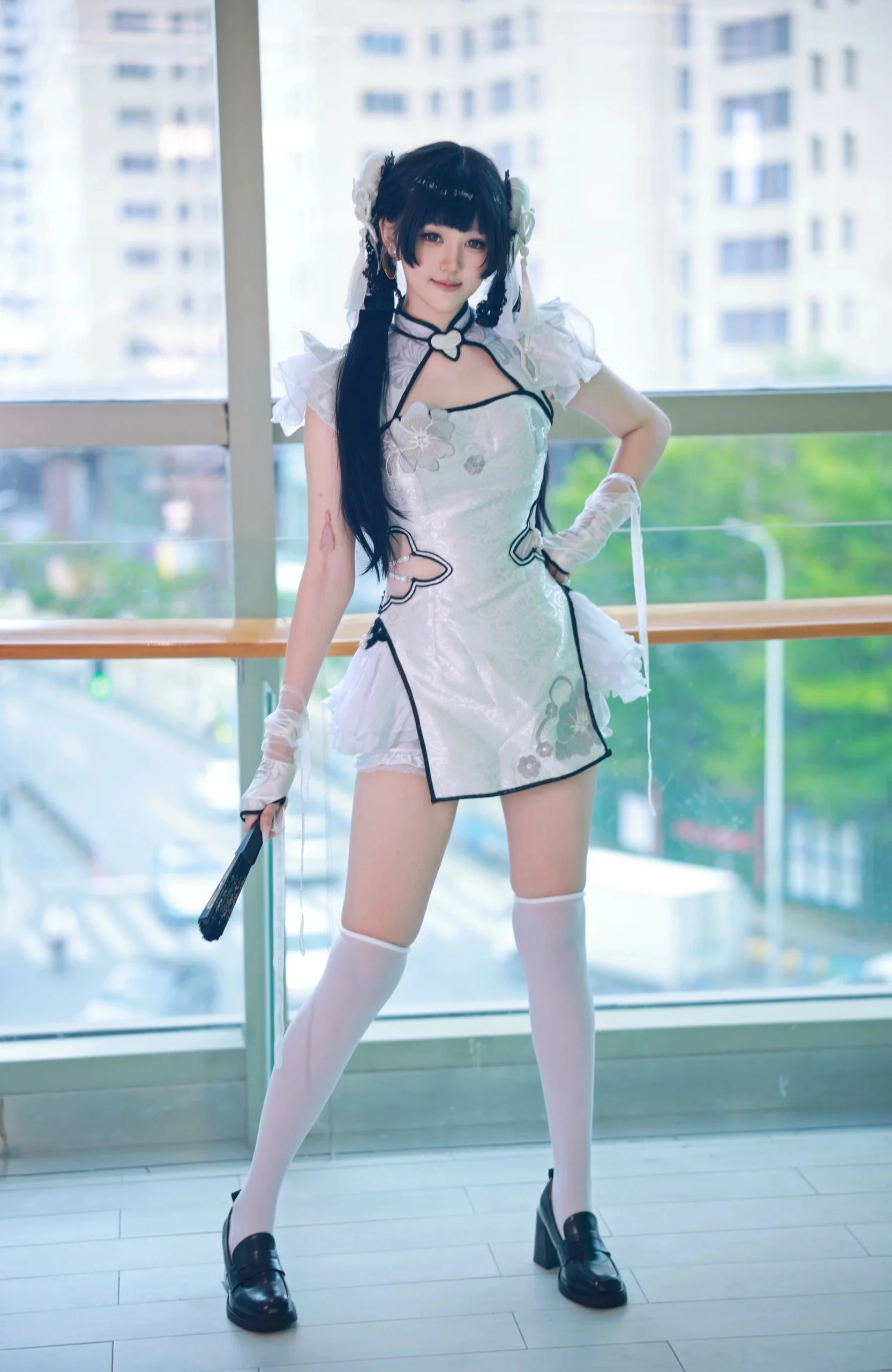 【殷紫萍cos】永劫无间国风造型，白衣折扇的灵动演绎
