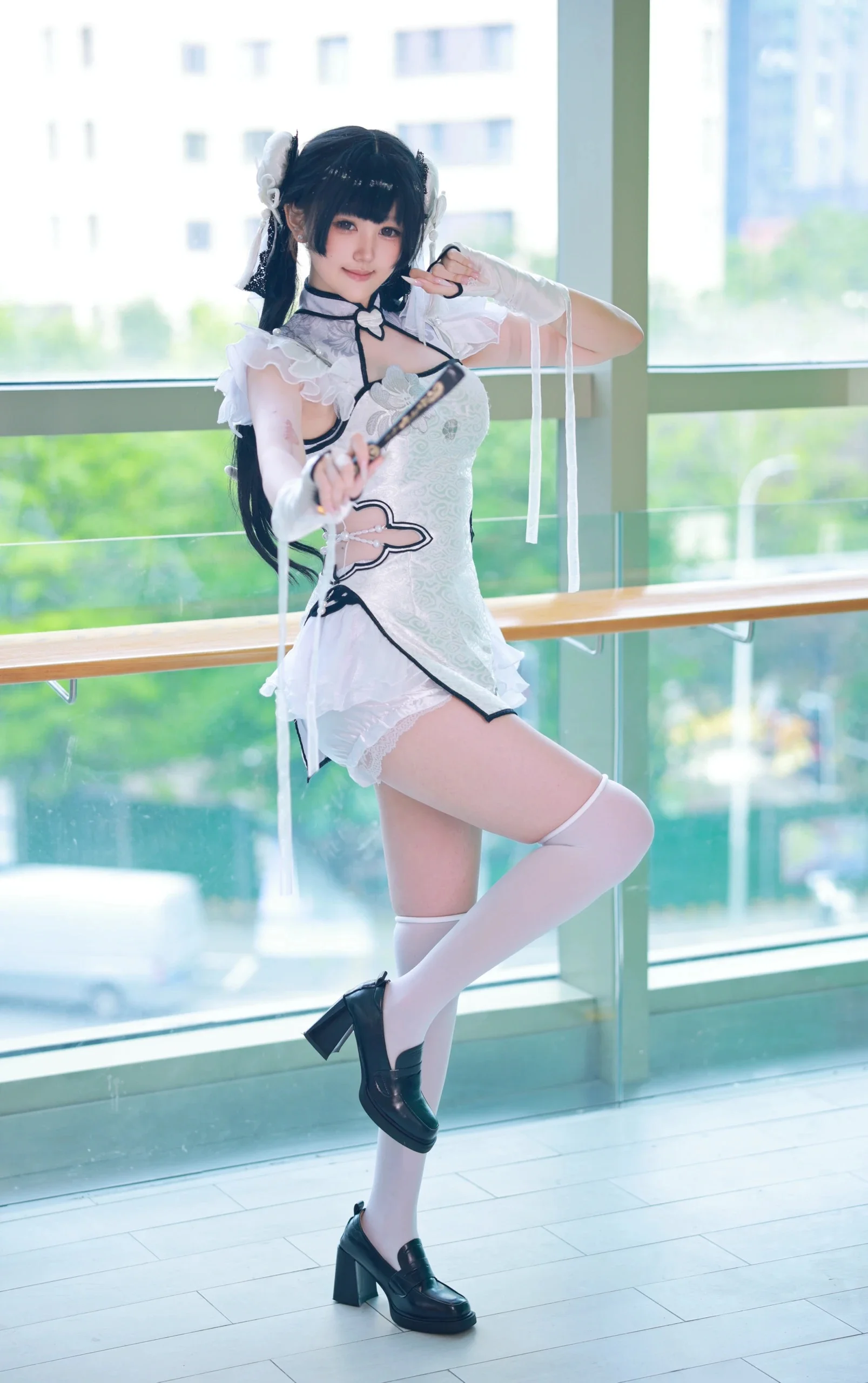 【殷紫萍cos】永劫无间国风造型，白衣折扇的灵动演绎 - 第 2 张