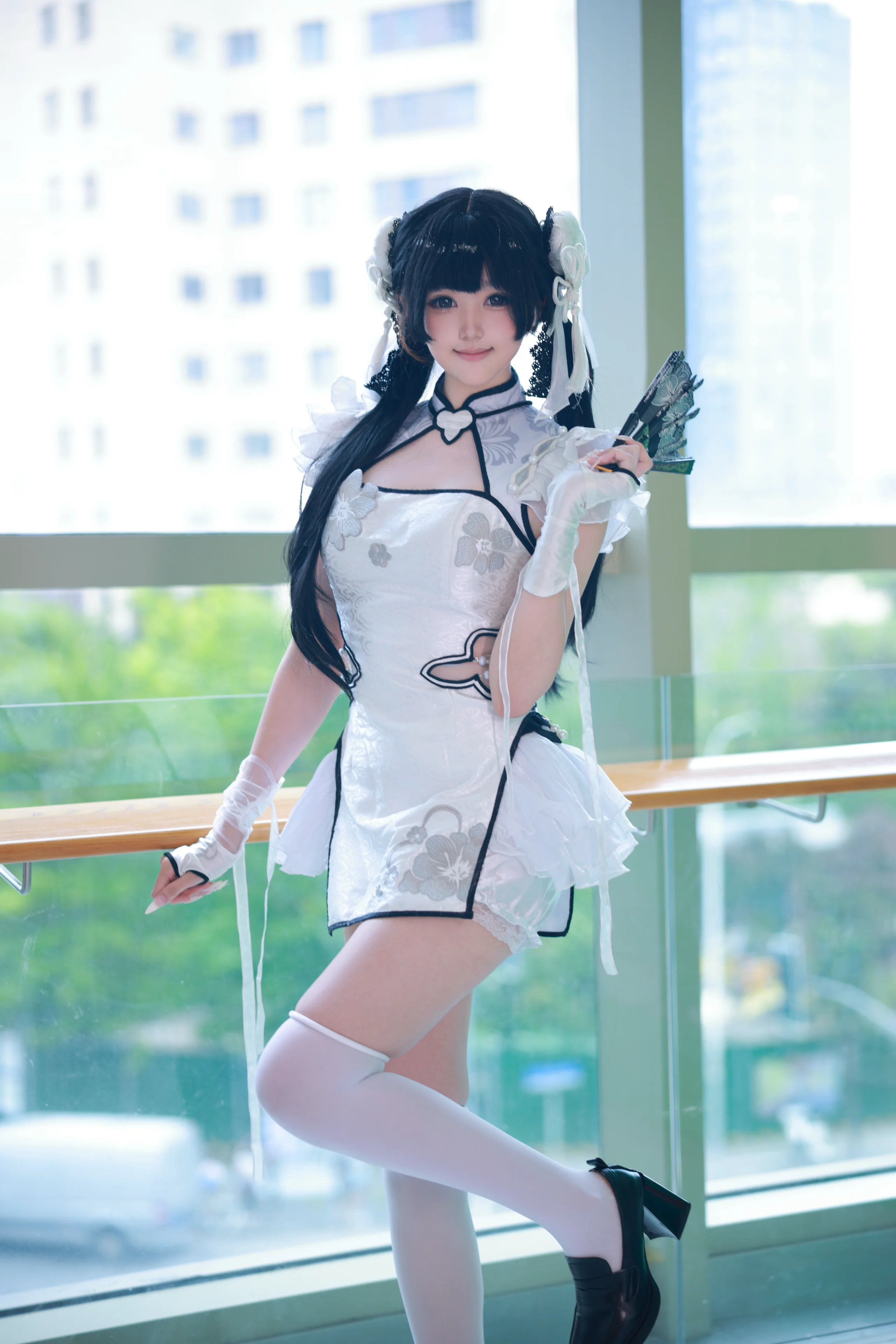 【殷紫萍cos】永劫无间国风造型，白衣折扇的灵动演绎 - 第 3 张