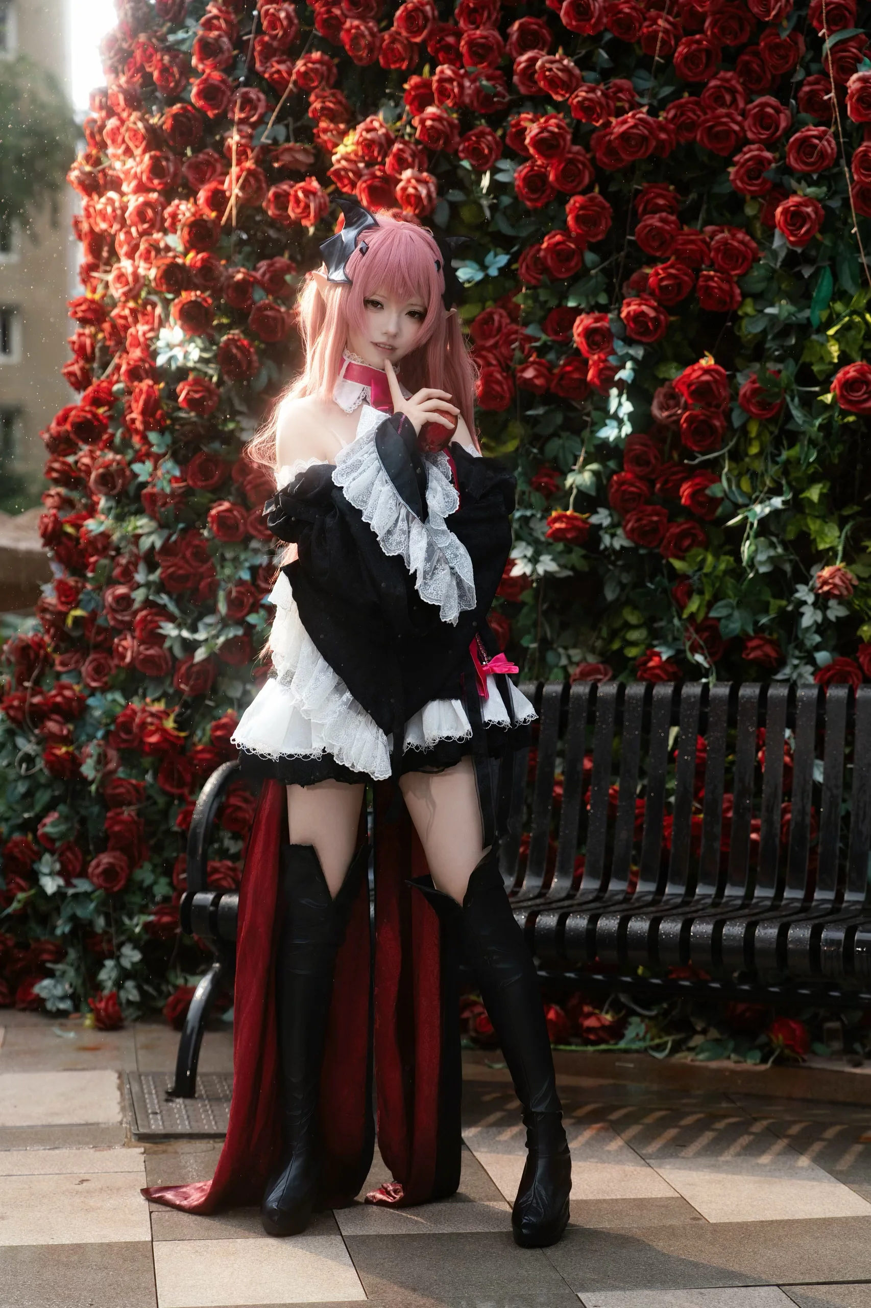 【クルル・ツェペシのコスプレ】終わりのセラフ、本日女王陛下へ捧げる生誕記念の写真公開 - 2 枚目