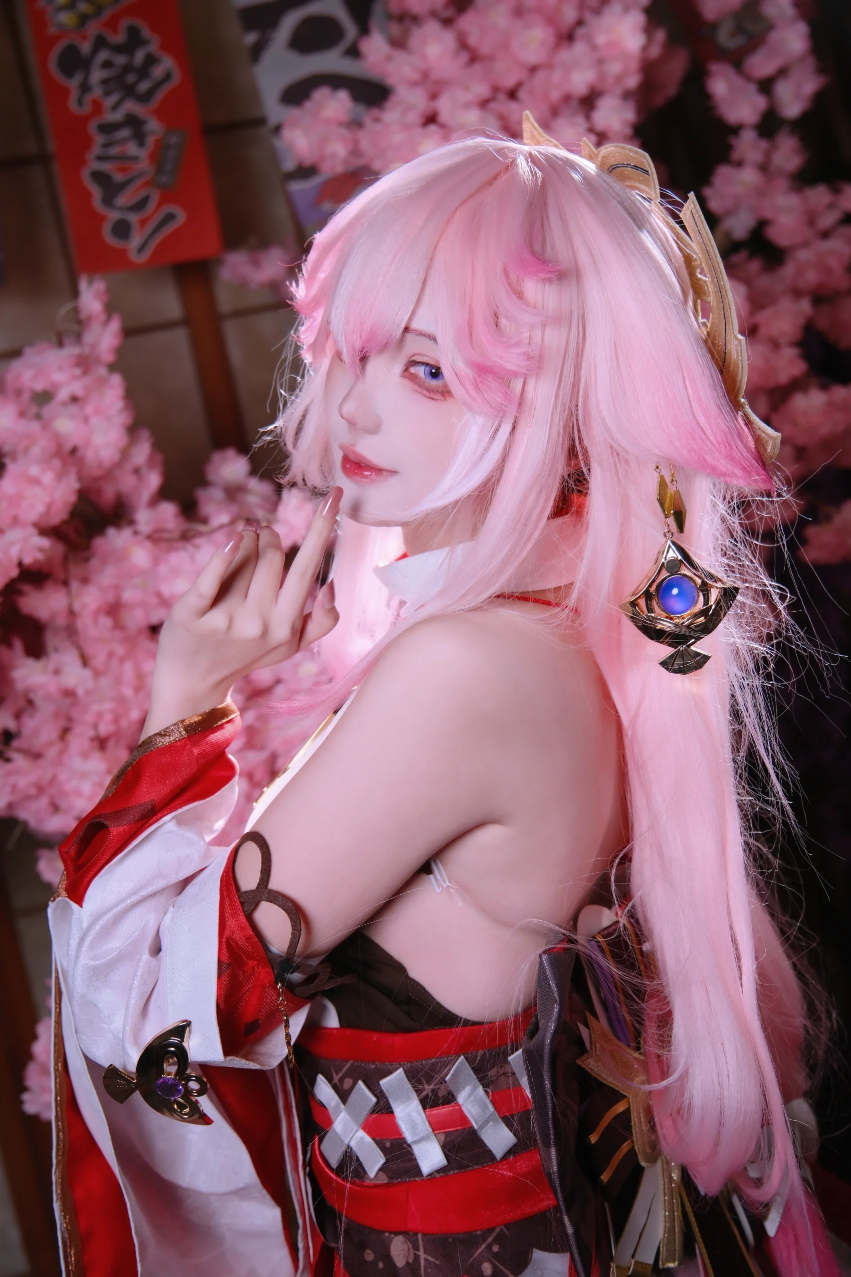 【八重神子cos】樱花树下的狐耳主编，原神和风场景还原分享 - 第 2 张