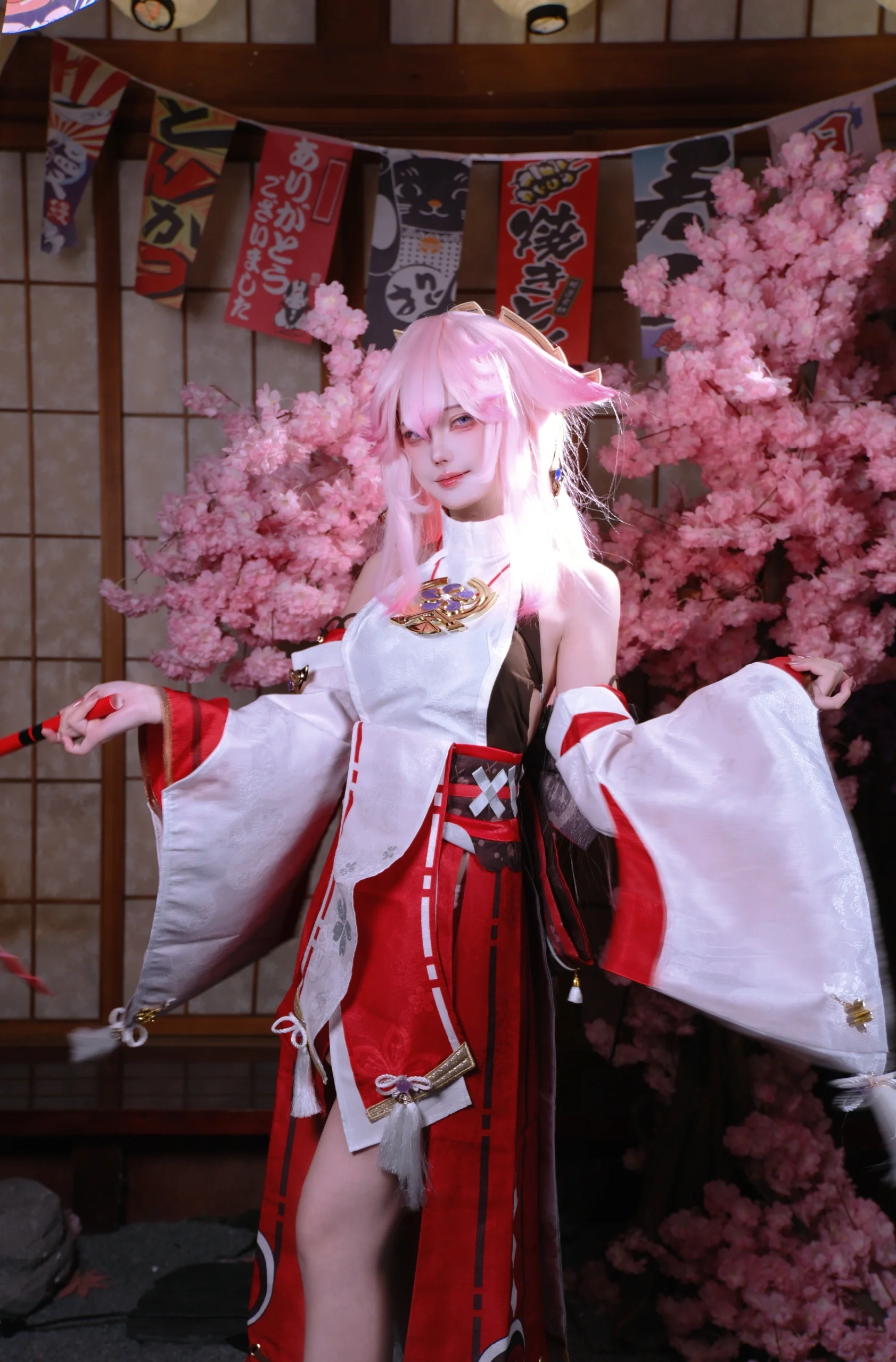 【八重神子cos】樱花树下的狐耳主编，原神和风场景还原分享 - 第 3 张