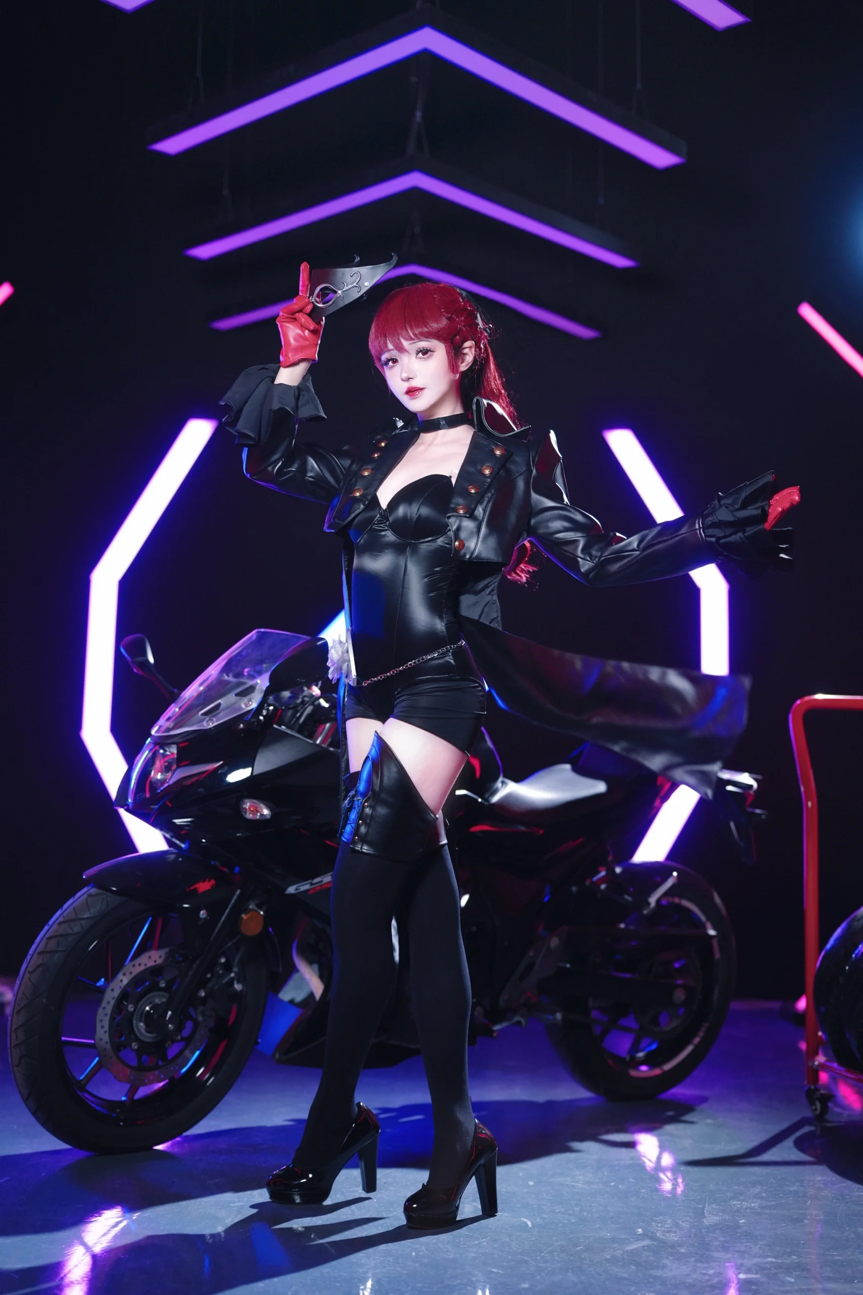 【芳泽霞cos】女神异闻录5皇家版里的红发机车女孩