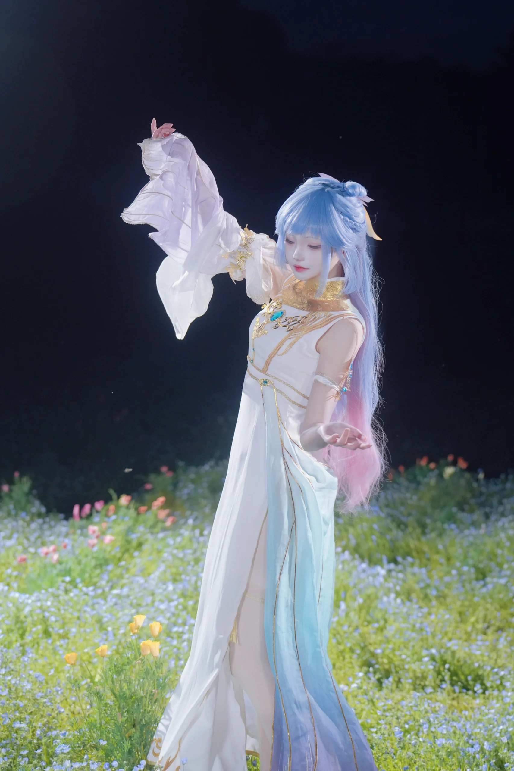 唐舞桐cos斗罗大陆2绝世唐门，问情谷后的夜间花海实拍 - 第 3 张