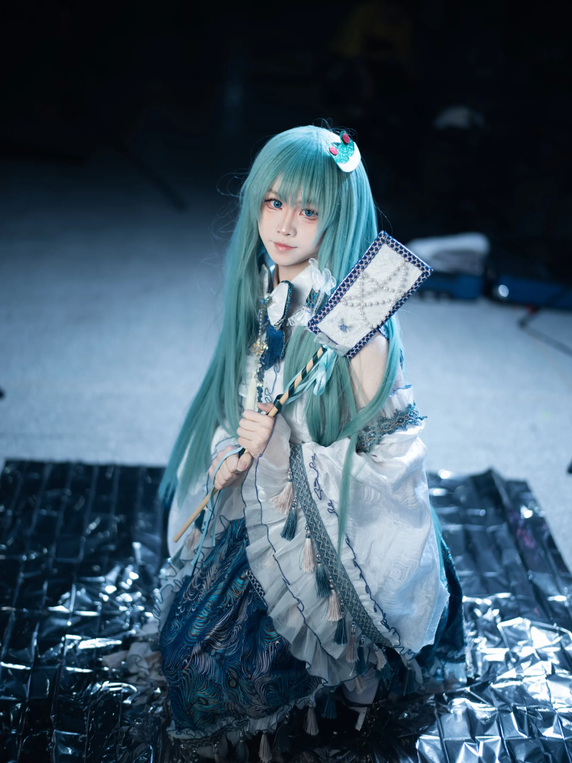【东风谷早苗cos】东方project的蓝白巫女，摄影棚里的风与光 - 第 1 张