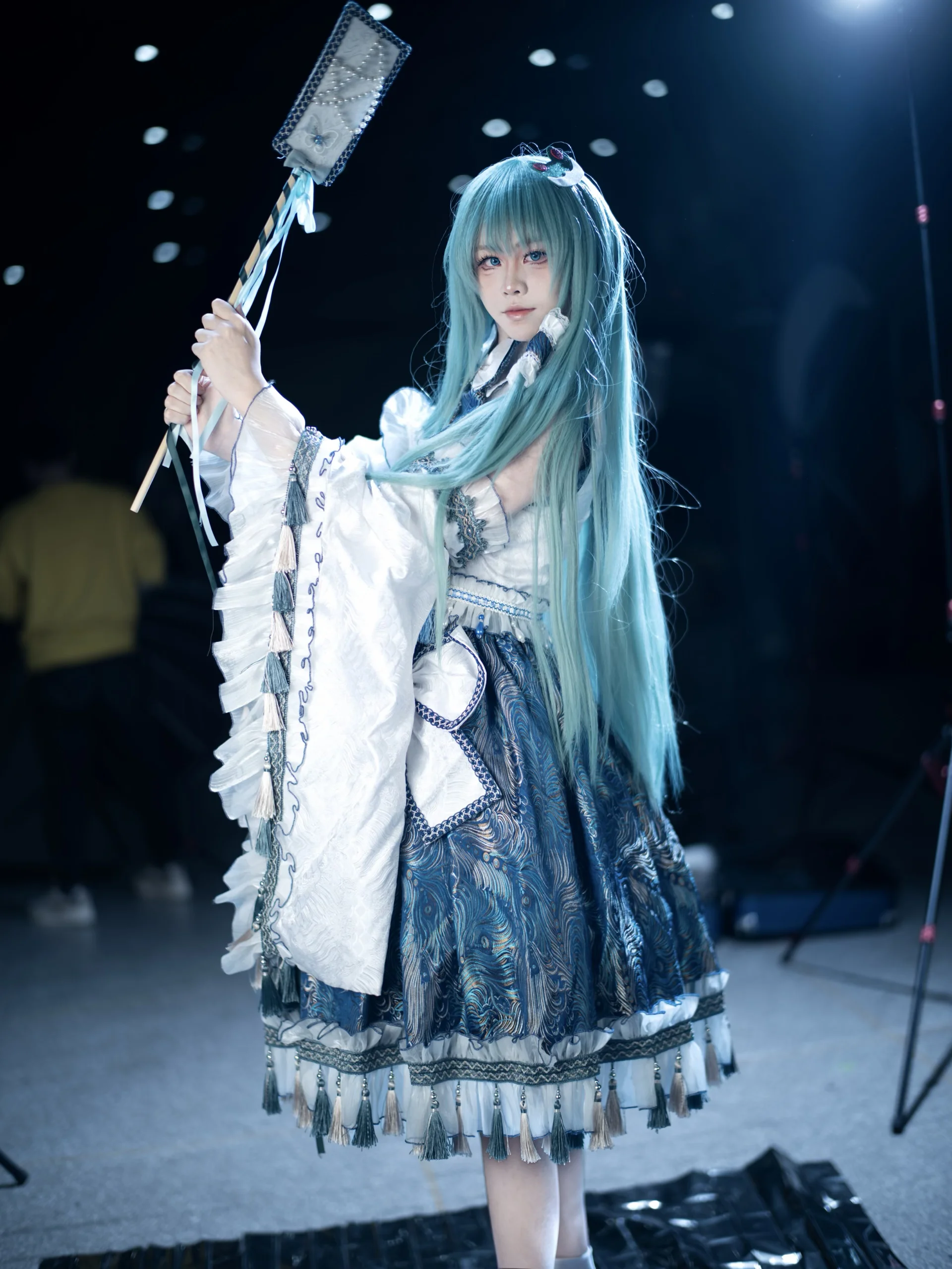 【东风谷早苗cos】东方project的蓝白巫女，摄影棚里的风与光 - 第 3 张