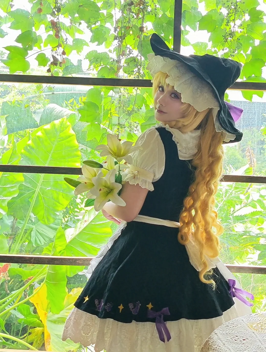 【魔理沙コスプレ】東方Projectの詠唱組、本日の魔法の森と百合の花 - 1 枚目