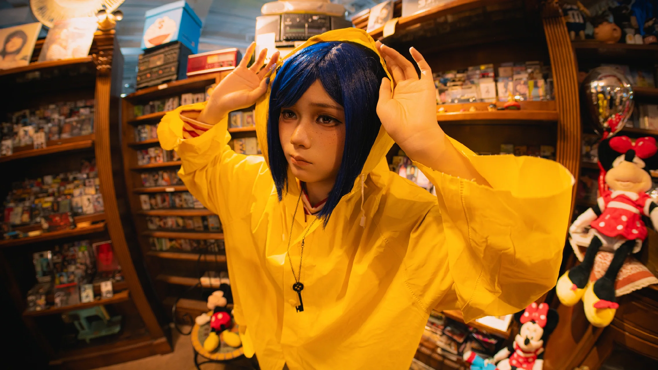 【鬼妈妈卡洛琳cos】黄雨衣蓝发穿梭在董家溪复古玩具店