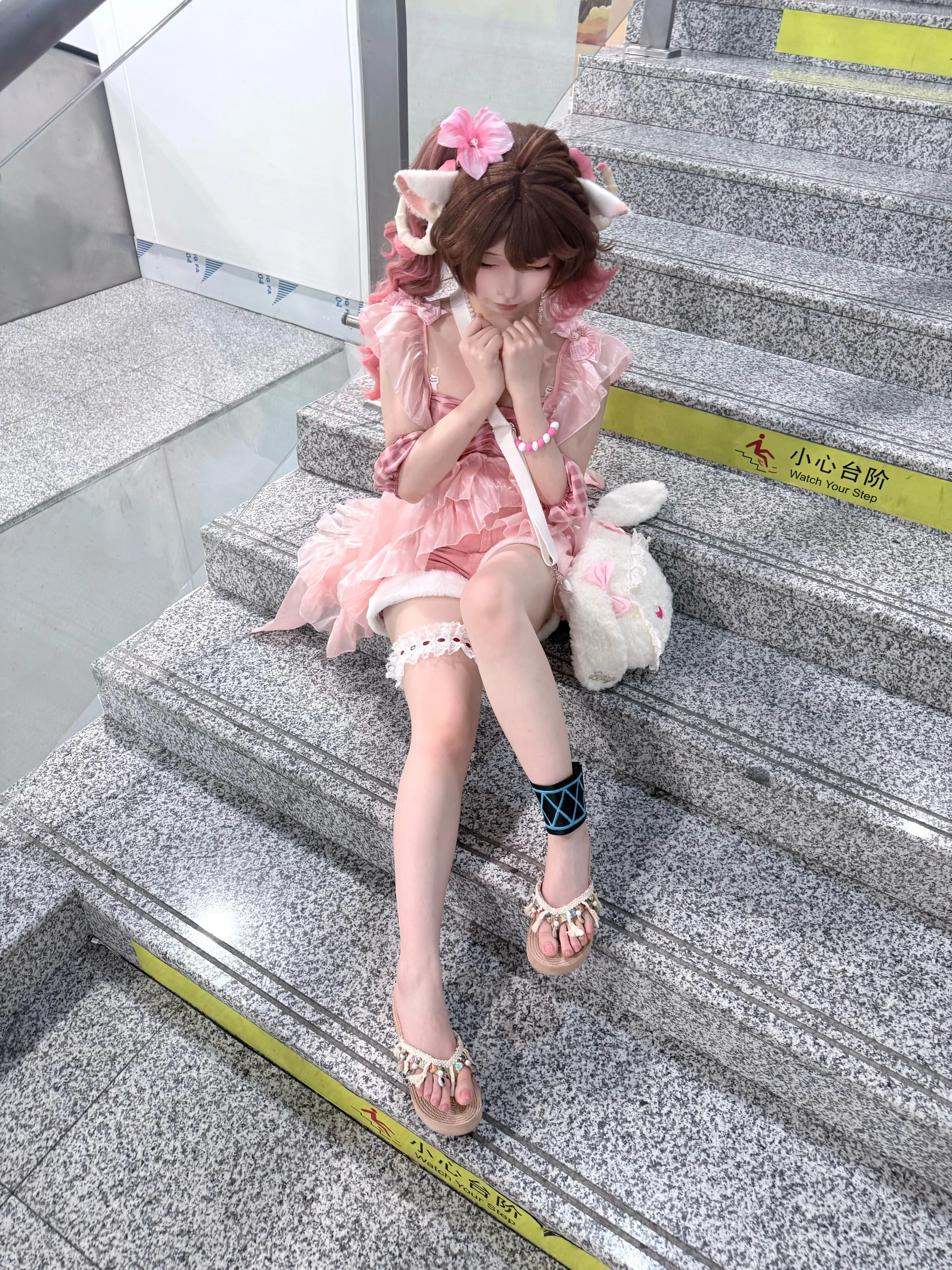 【艾雅法拉cos】明日方舟的纯真小羊，漫步在商场楼梯间 - 第 3 张