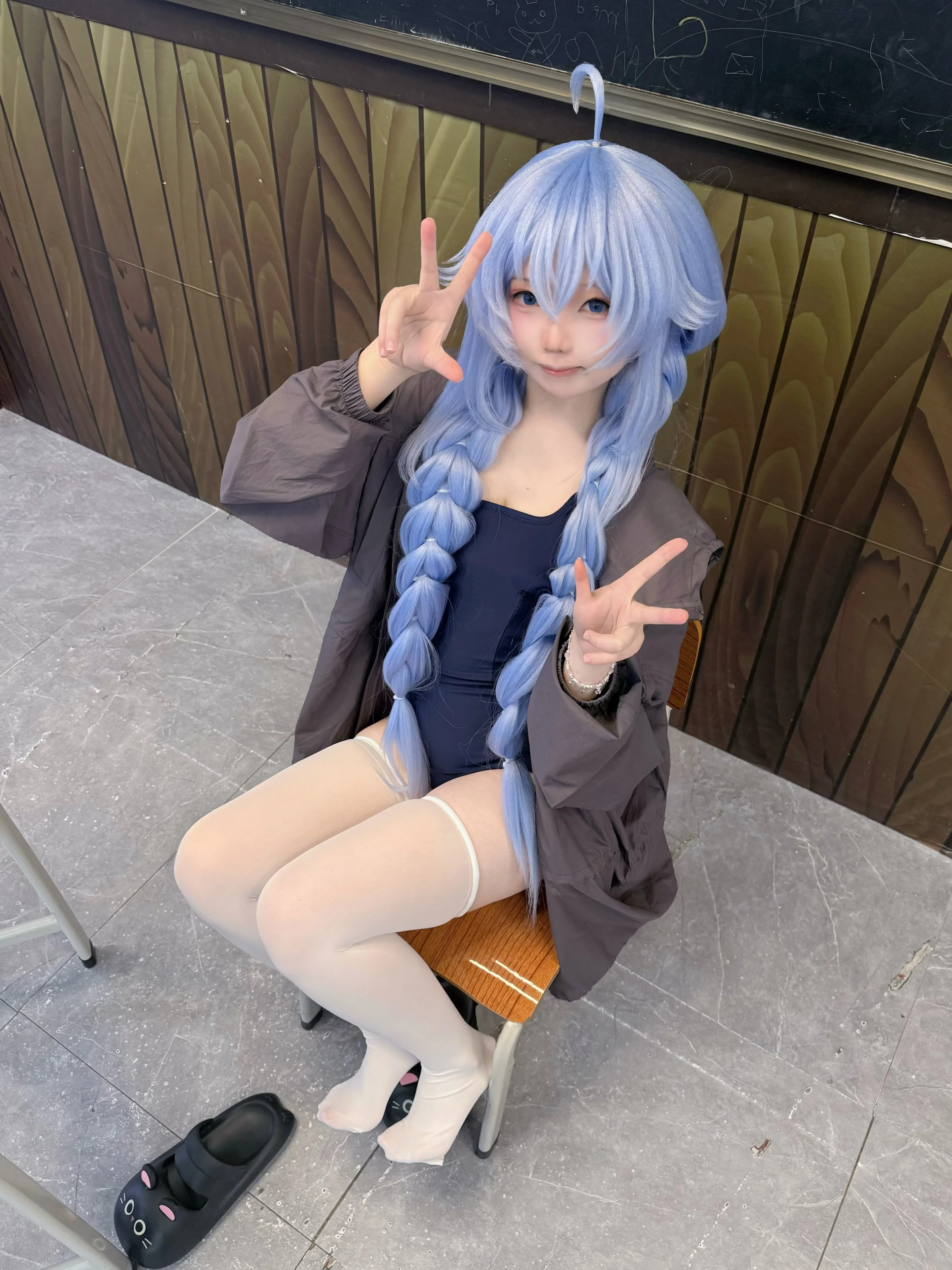[Roxy Cosplay] Mushoku Tensei: Jobless Reincarnation Roxy Cosplay: School Swimsuit and White Stockings Everyday in the Classroom - Image 1