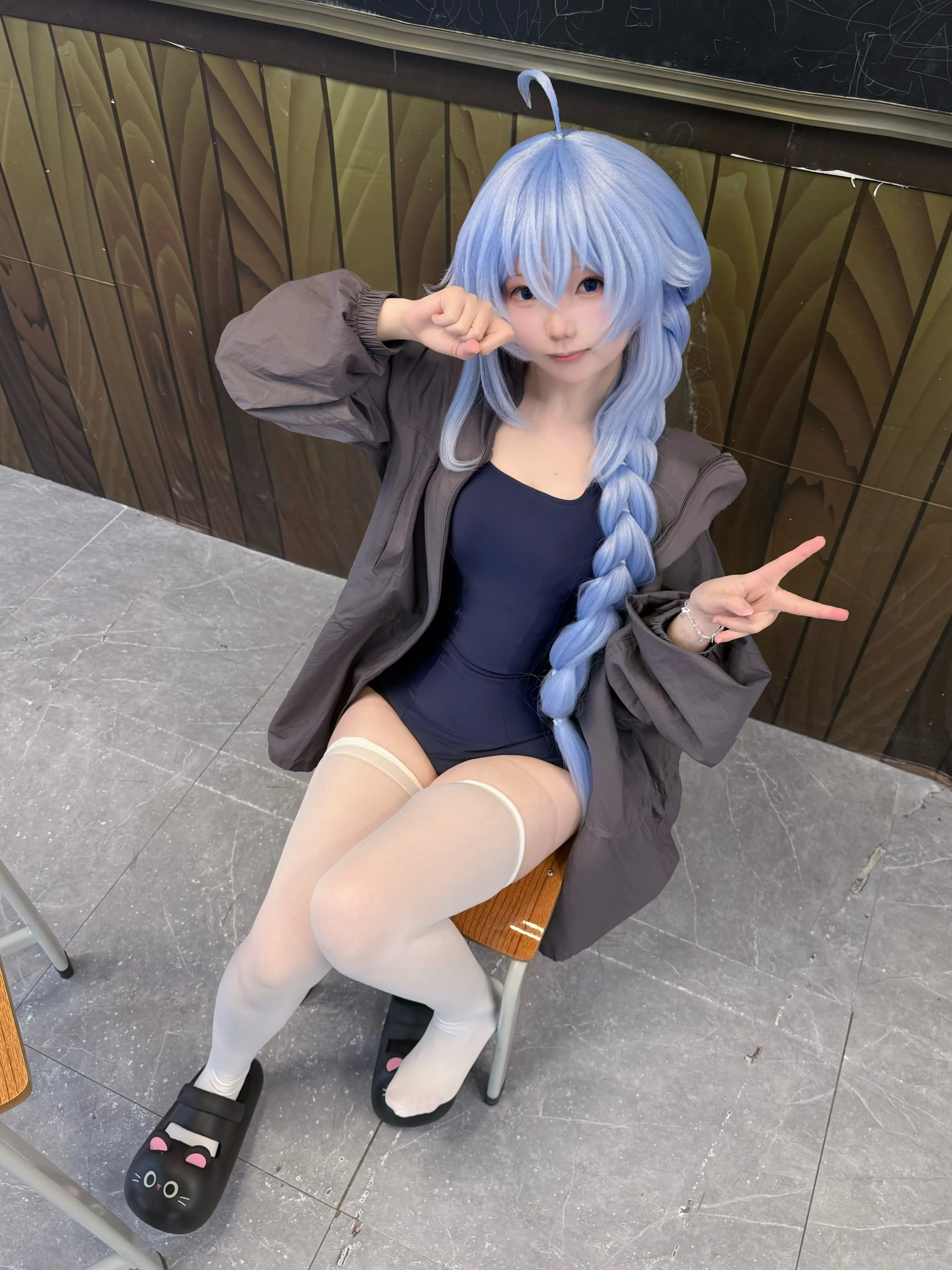 [Roxy Cosplay] Mushoku Tensei: Jobless Reincarnation Roxy Cosplay: School Swimsuit and White Stockings Everyday in the Classroom - Image 2