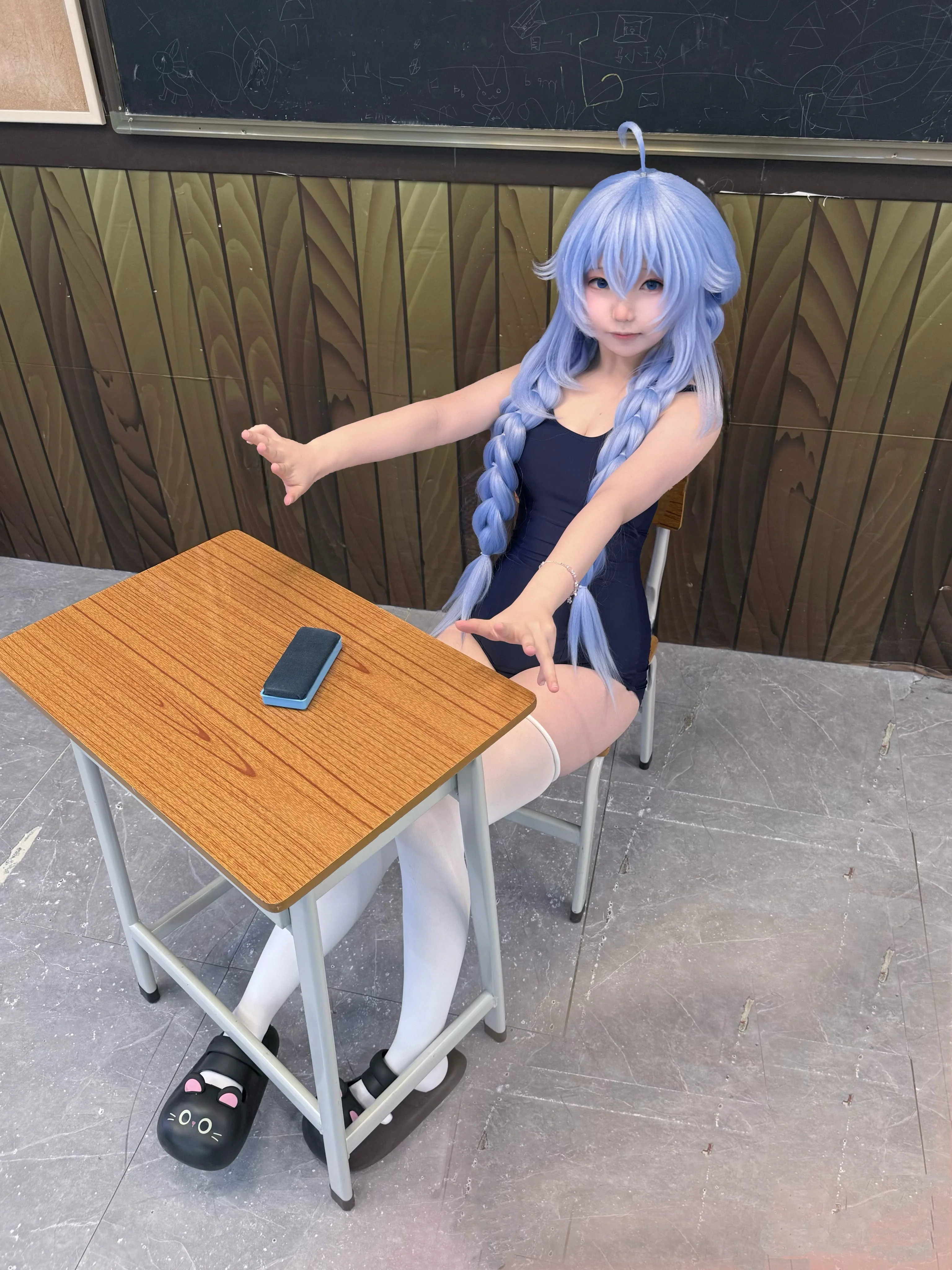 [Roxy Cosplay] Mushoku Tensei: Jobless Reincarnation Roxy Cosplay: School Swimsuit and White Stockings Everyday in the Classroom - Image 3