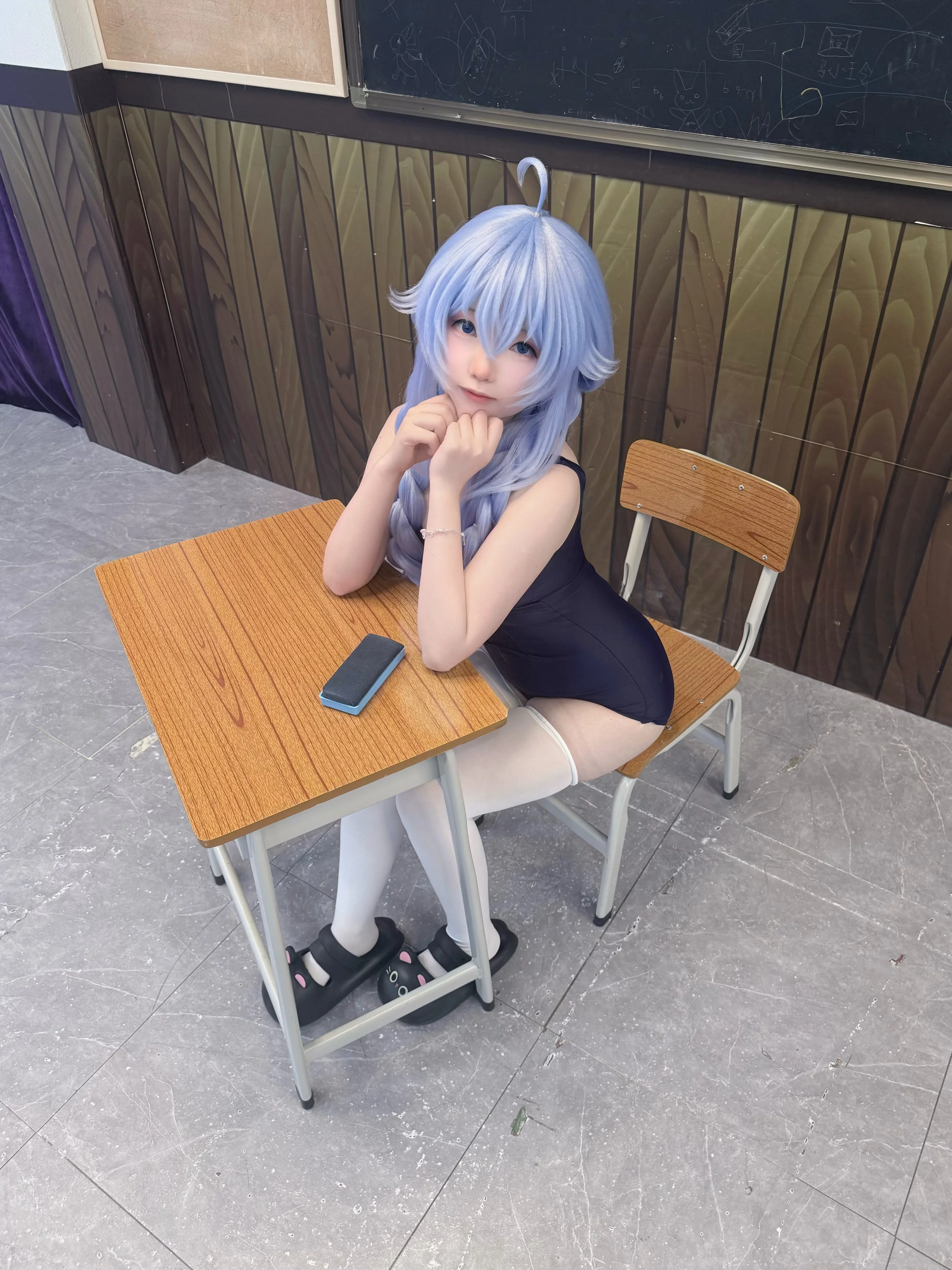 无职转生洛琪希cos，教室里的校园泳装与白丝日常