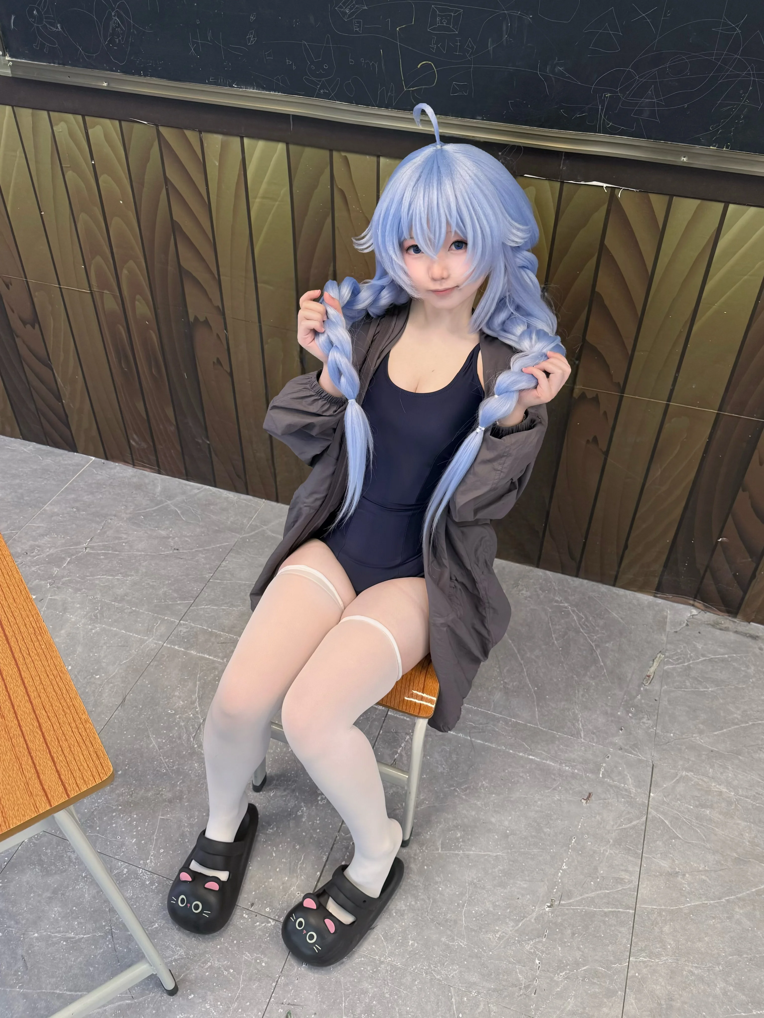 [Roxy Cosplay] Mushoku Tensei: Jobless Reincarnation Roxy Cosplay: School Swimsuit and White Stockings Everyday in the Classroom - Image 5