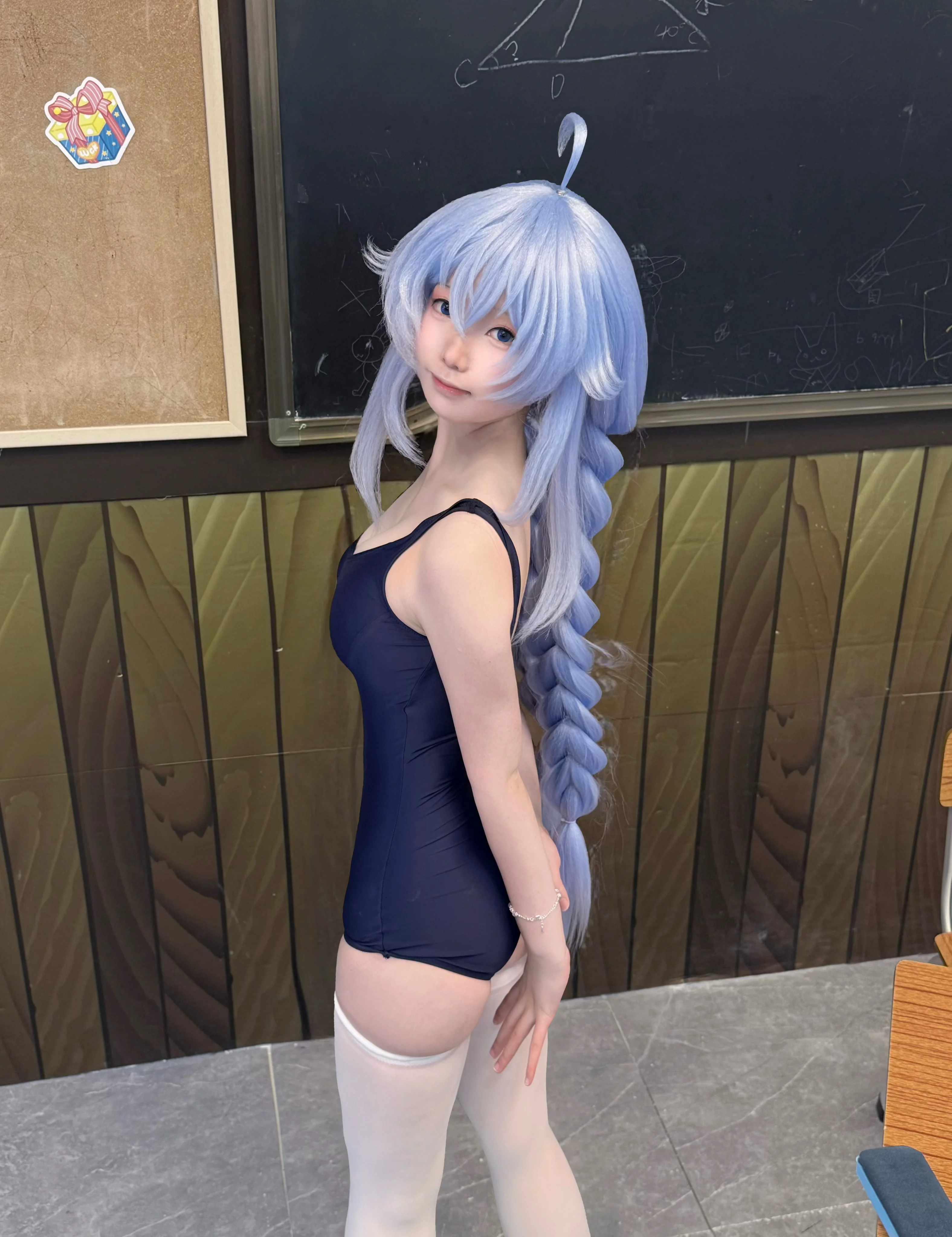 [Roxy Cosplay] Mushoku Tensei: Jobless Reincarnation Roxy Cosplay: School Swimsuit and White Stockings Everyday in the Classroom - Image 6