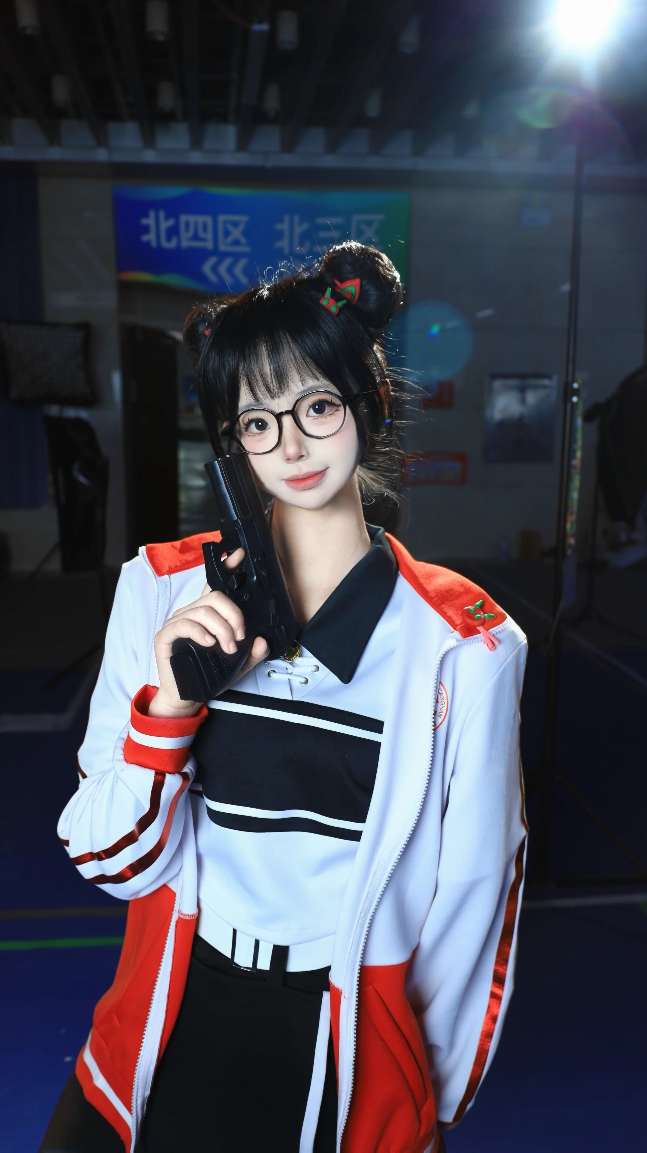 【司小南cos】斩神动画第二季的校园风，双丸子头拿枪太飒了 - 第 1 张