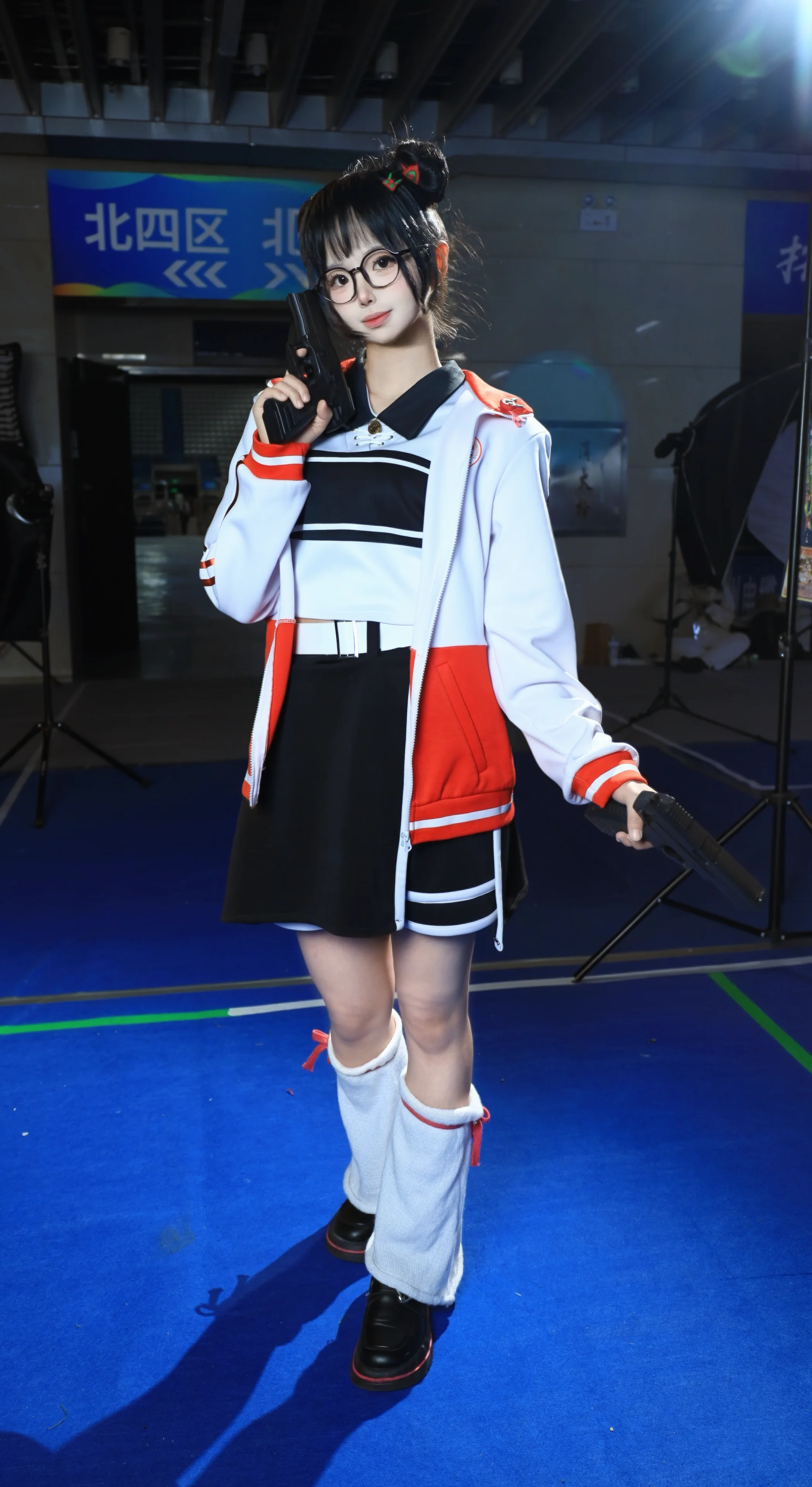 【司小南cos】斩神动画第二季的校园风，双丸子头拿枪太飒了 - 第 2 张