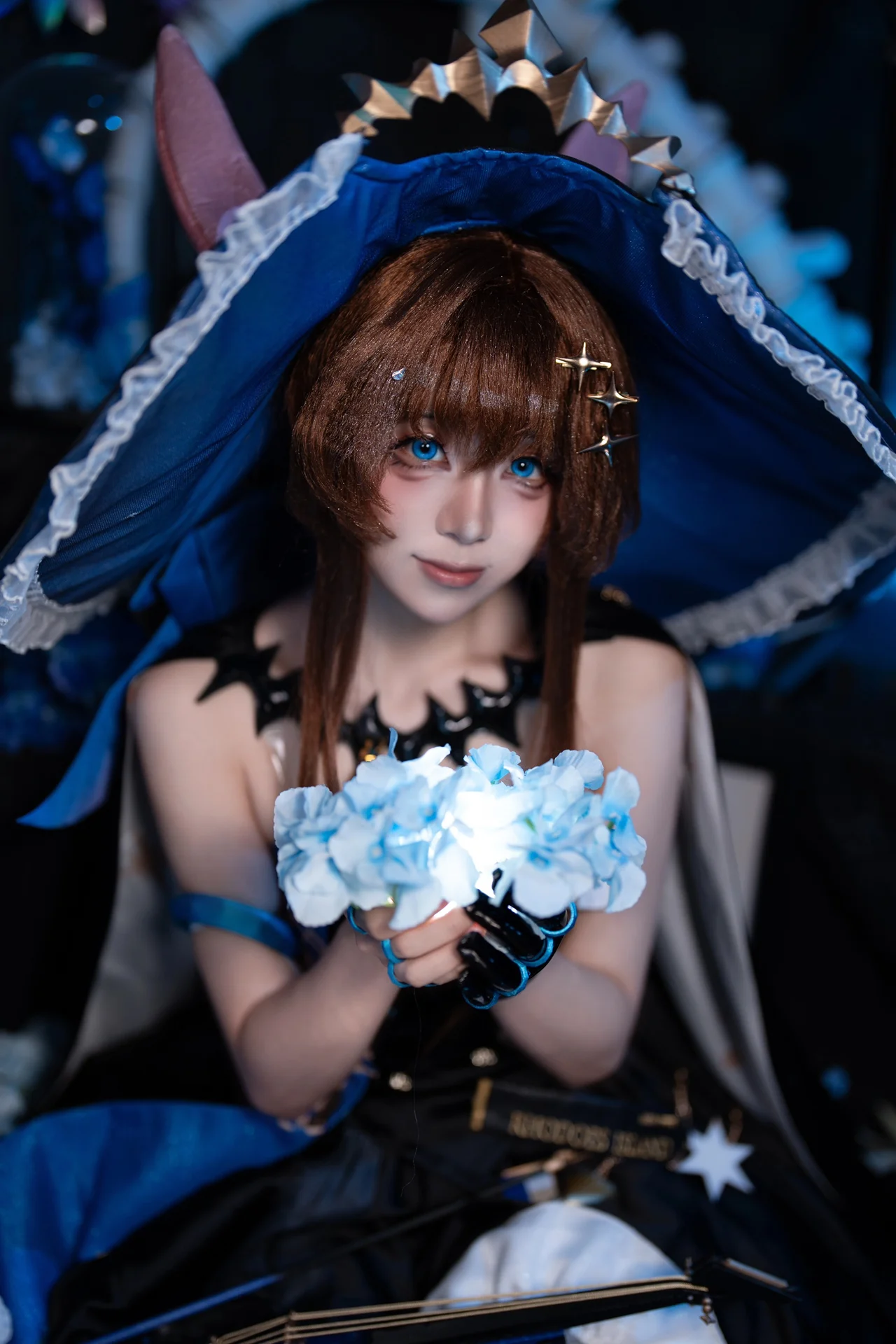 【アーミヤ コスプレ】アークナイツ「鏡中集」、青い光影が織りなす幻の夢