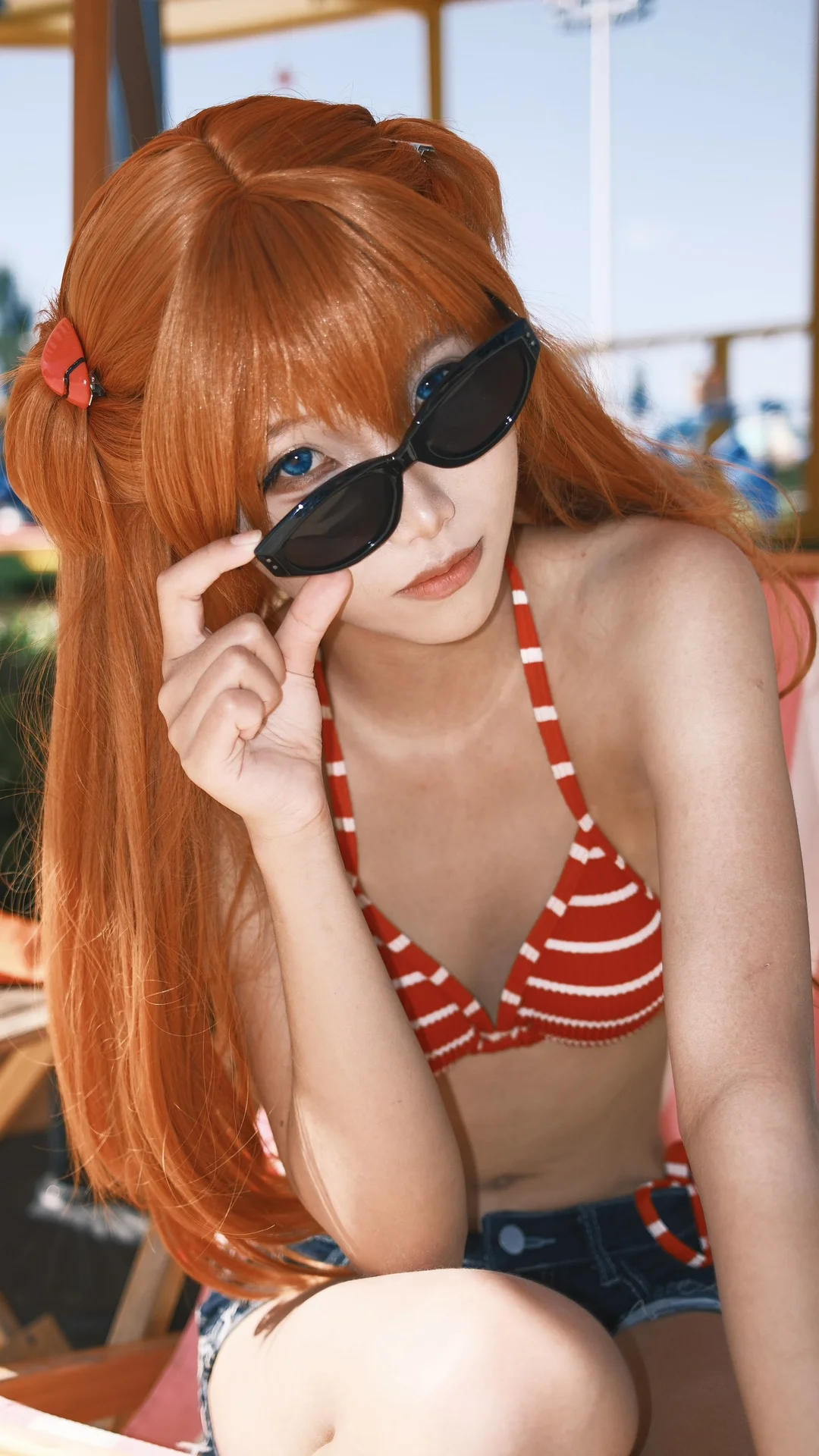 【アスカコスプレ】クラシックな赤白ストライプと太陽の光、EVAパイロットの夏限定スタイル