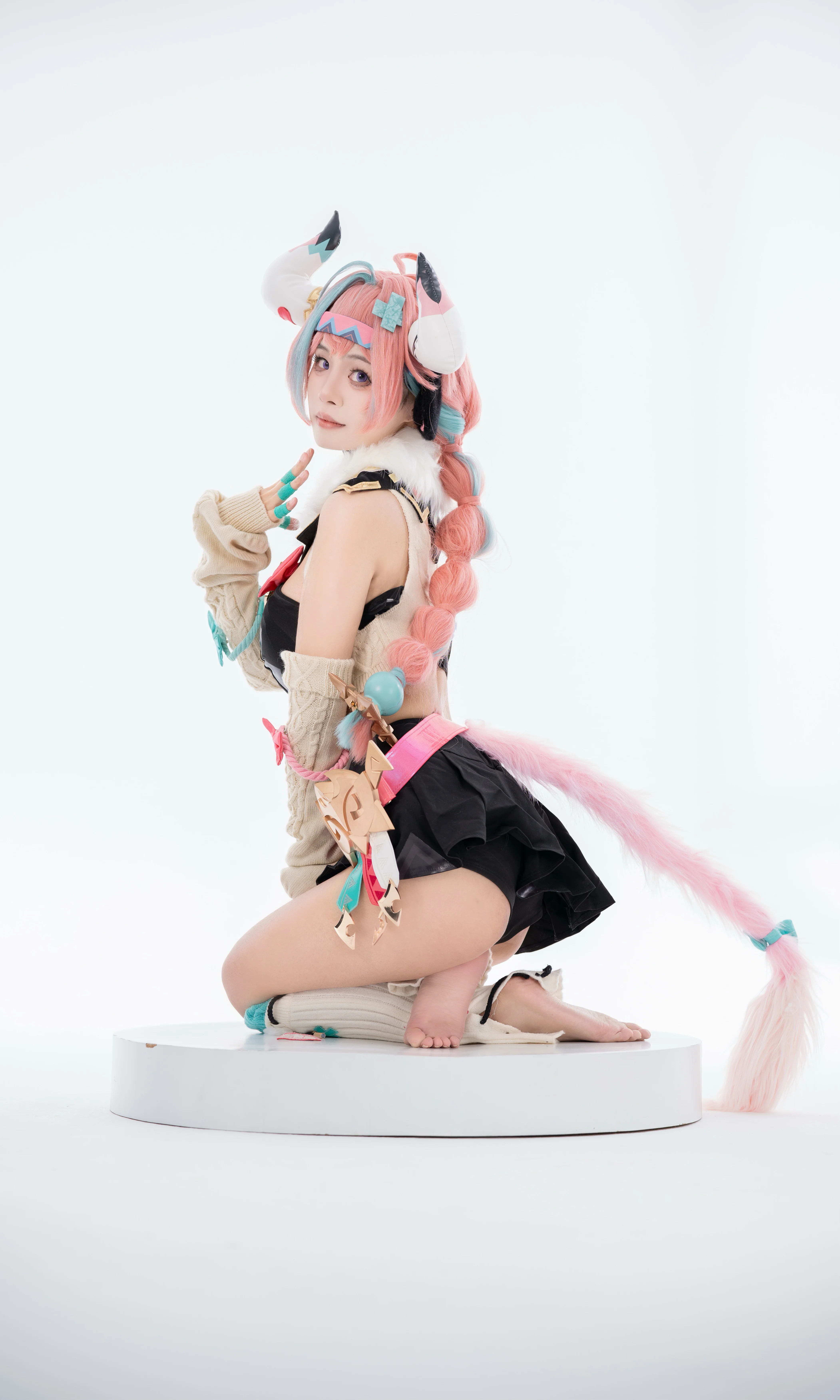 【瓦雷莎cos】原神明艳角色纯白棚拍，探索高调光效与元气表达 - 第 2 张