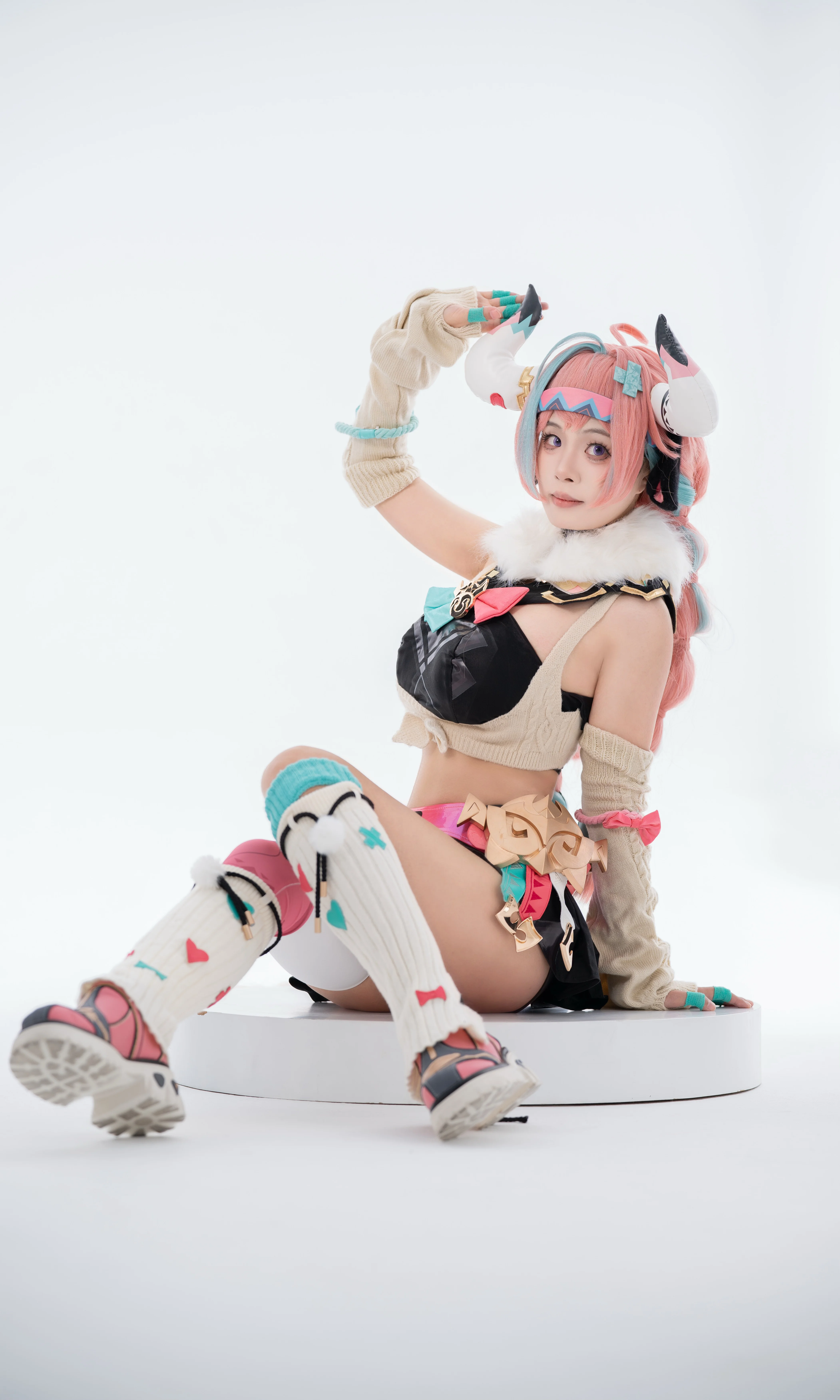 【瓦雷莎cos】原神明艳角色纯白棚拍，探索高调光效与元气表达